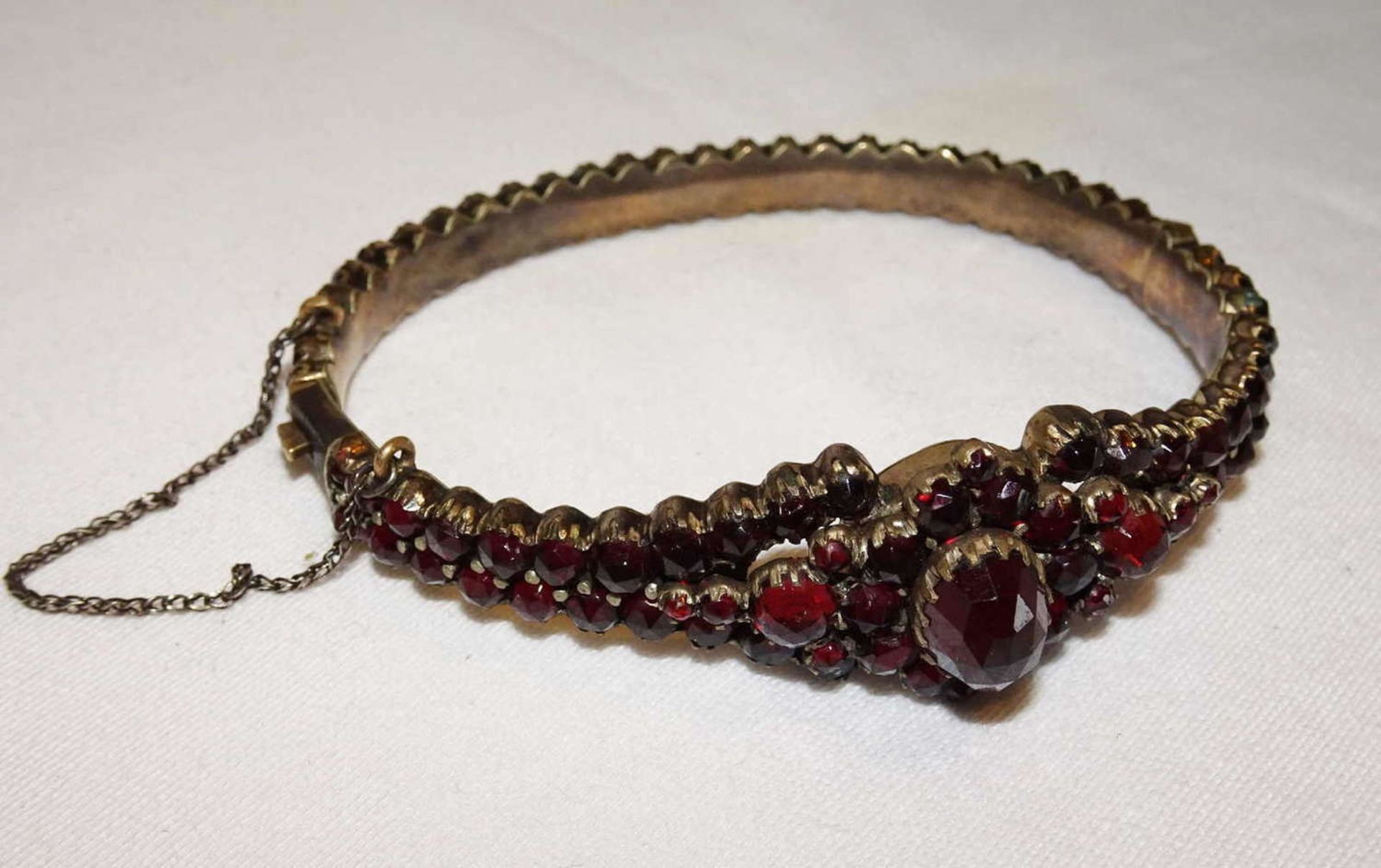 old garnet bracelet, Bohemia, around 1880. Diameter approx. 6.3 cm. Tombak. Very good condition.