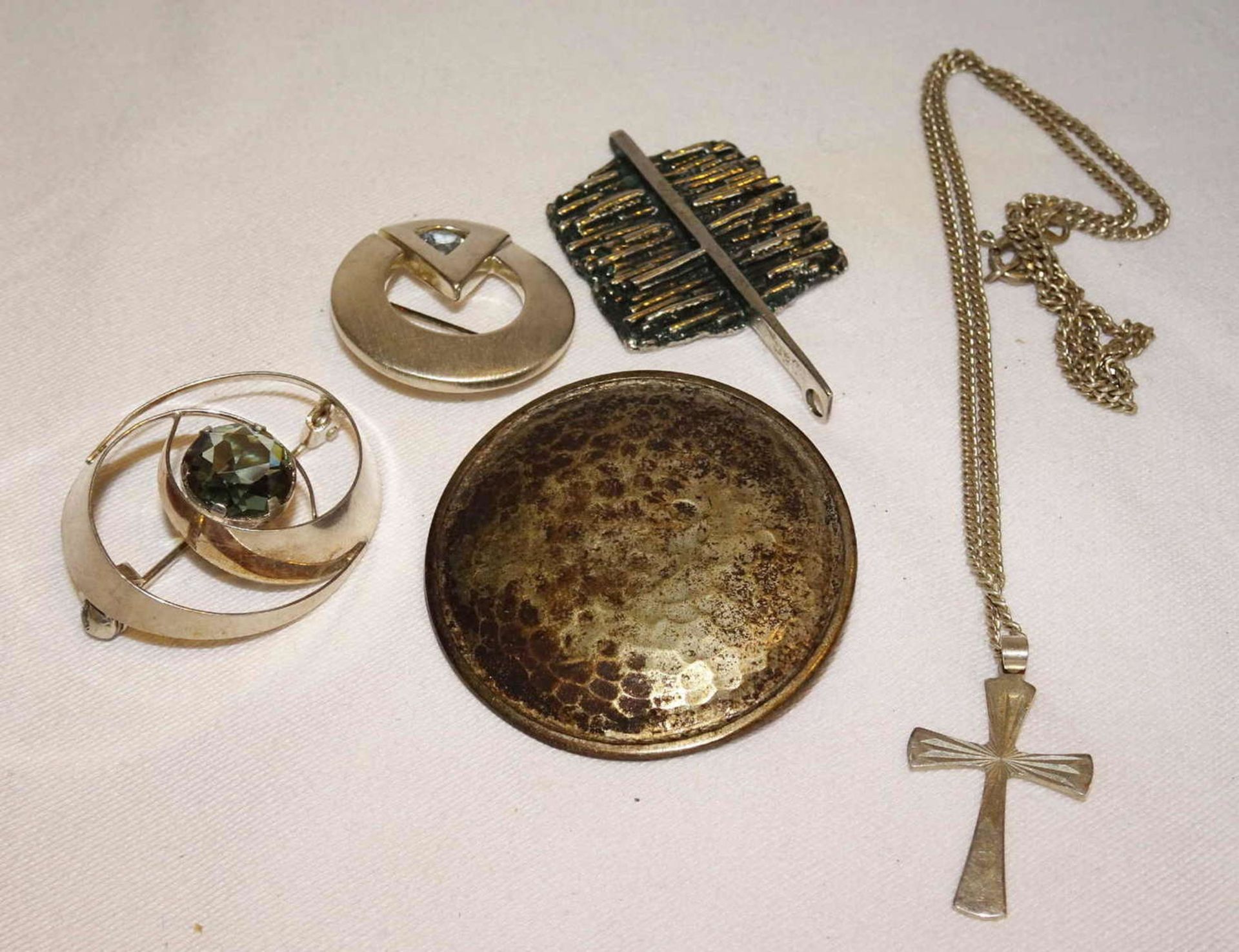 Lot of silver jewelry, including brooches, pendants, etc. Weight approx. 36.2 gr.