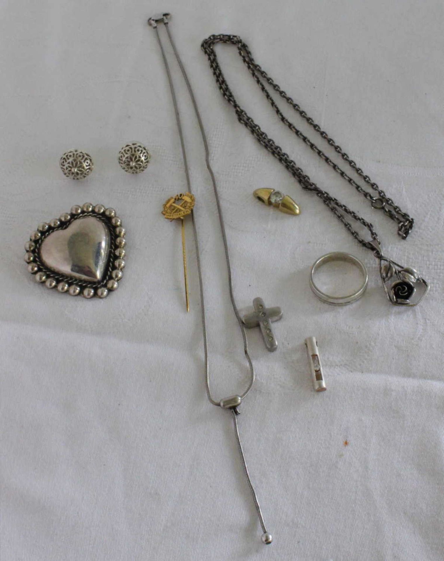 Lot of silver jewelry, including chains, pendants, etc. Weight approx. 61.6 gr.