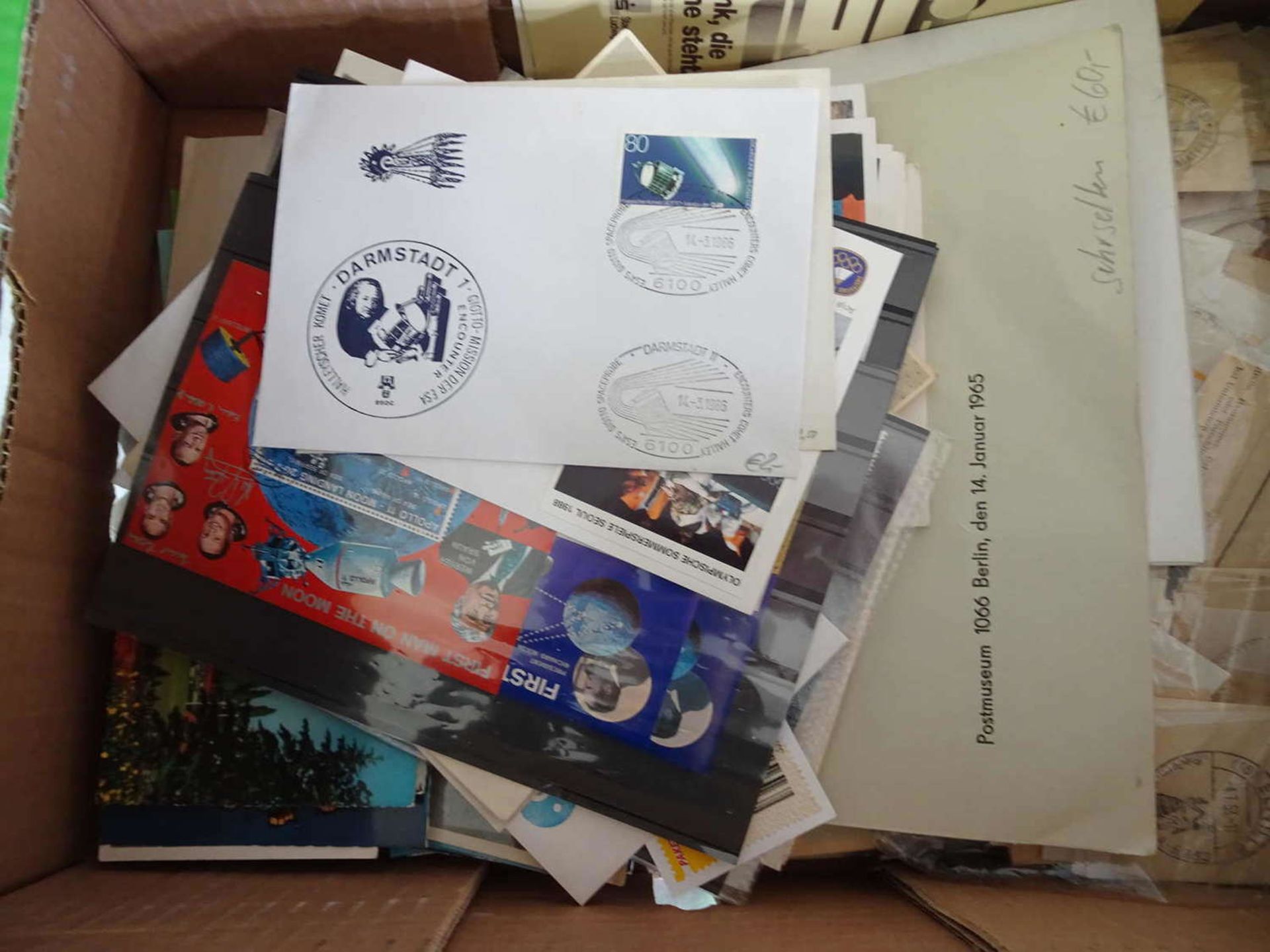 Lot of philately in a box, all over the world, remnants from large consignments - please have a - Bild 2 aus 2