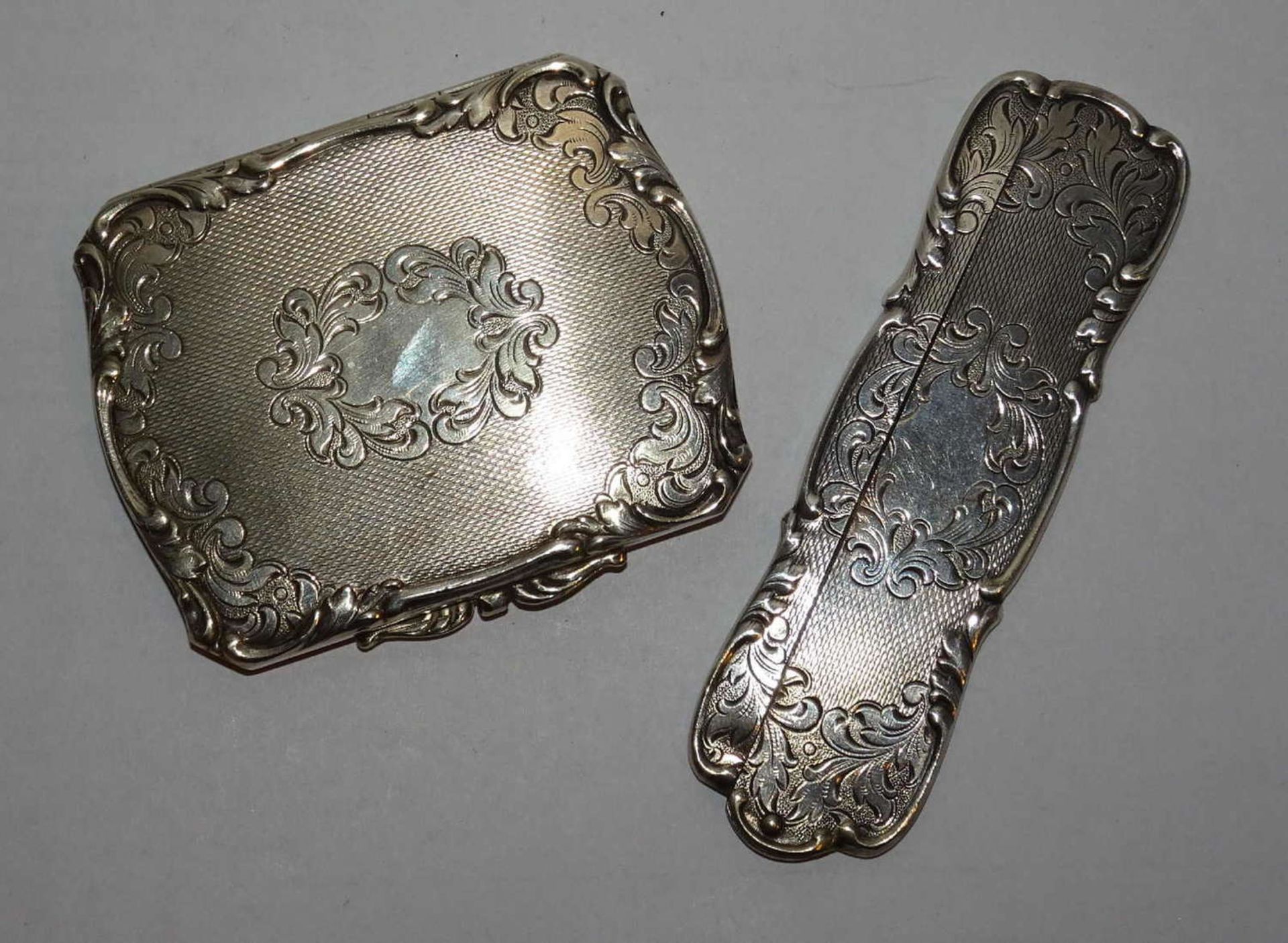 1 powder box with mirror, and 1 folding comb. Both alpaca silver. Weight approx. 100.4g.