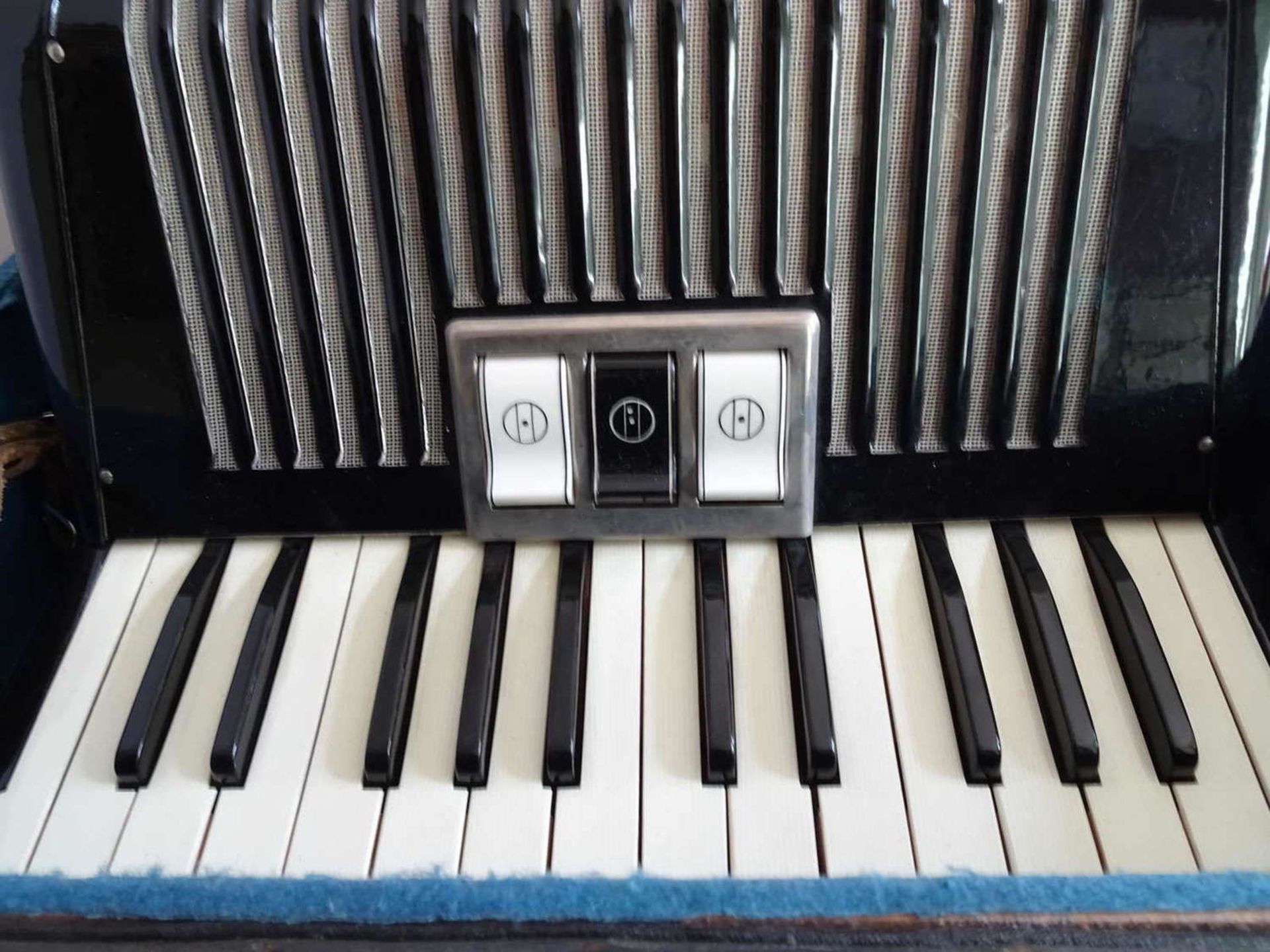 Hohner accordion student VM in a case. - Image 3 of 3