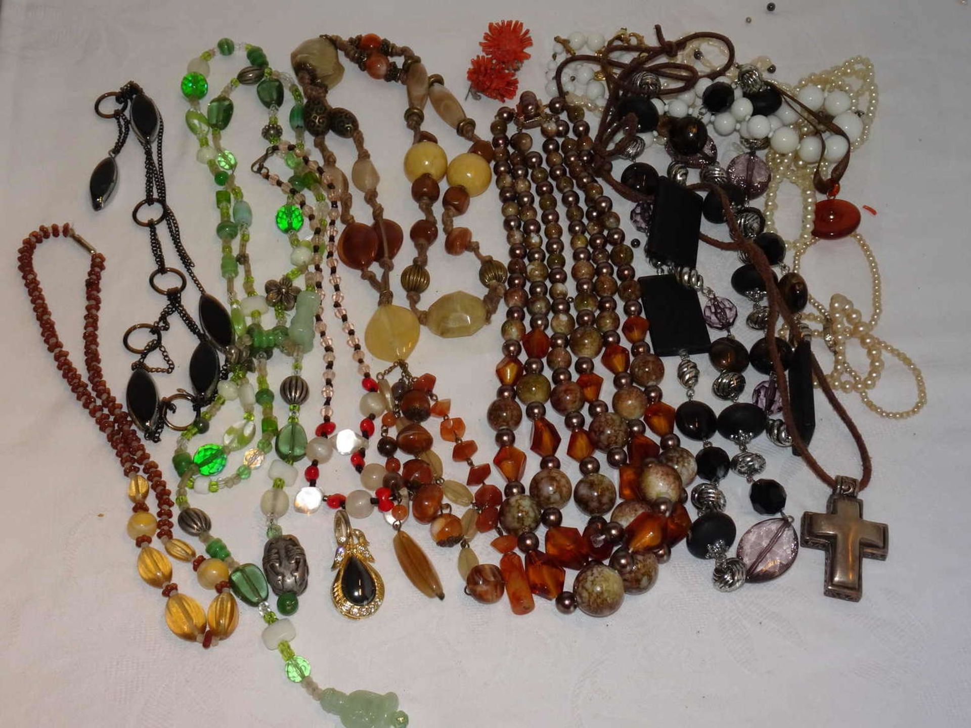 Large lot of costume jewelry, including chains, pendants, etc. Please have a look!