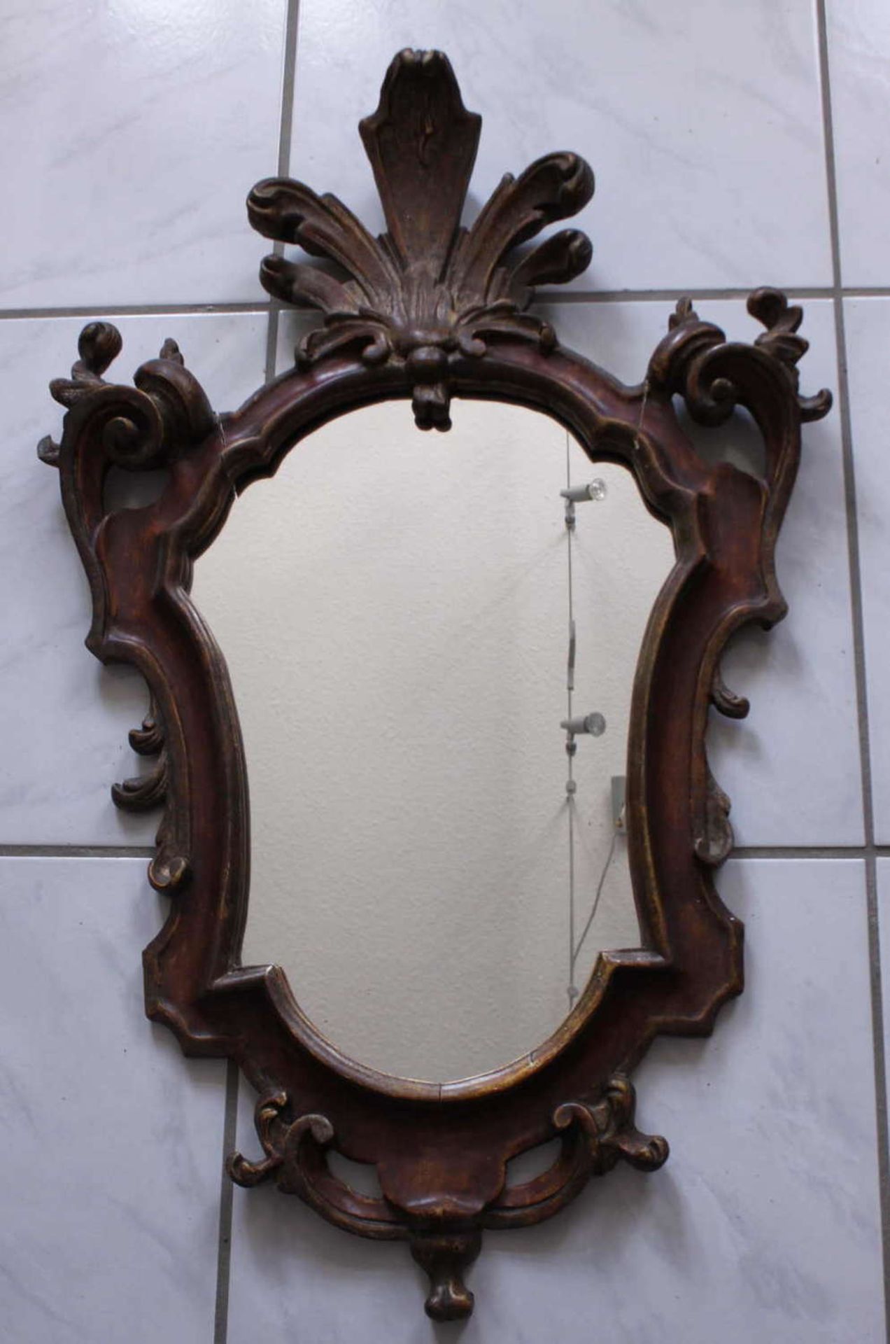 2 large oval mirrors in a wide, richly decorated wooden frame. This is in need of restoration, i. - Bild 2 aus 3