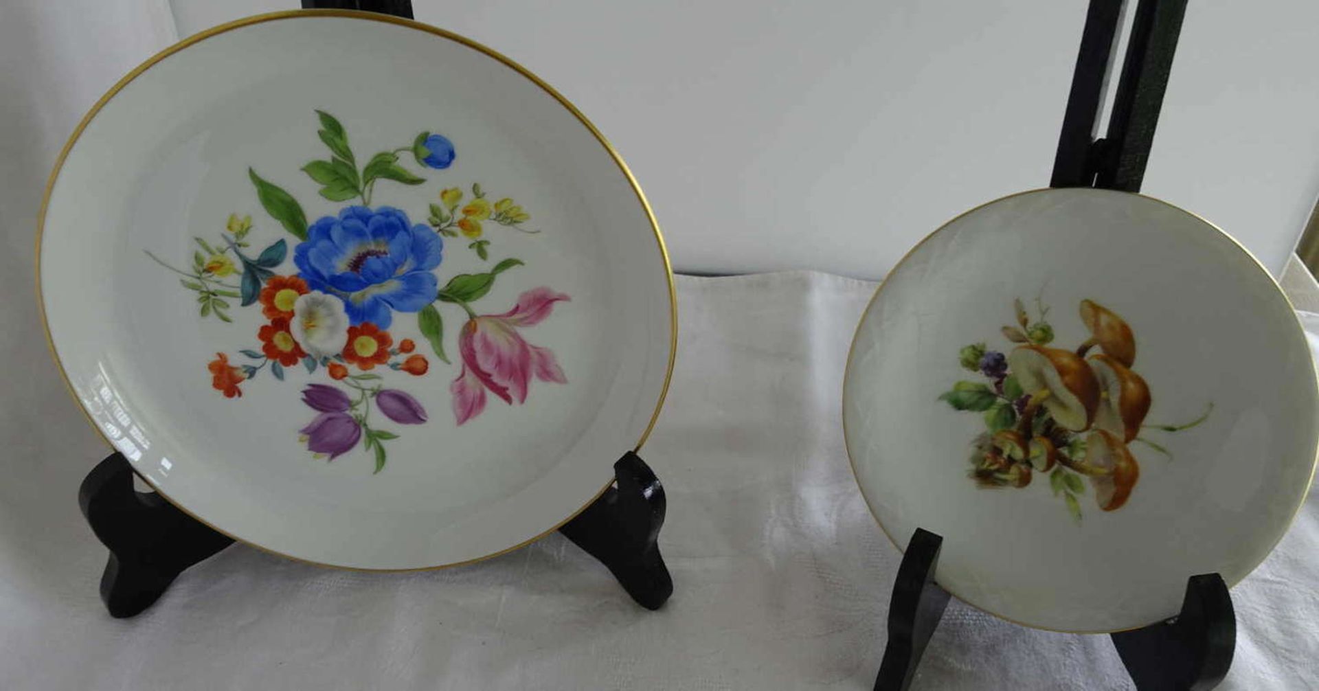 2 Meissen wall plates, 1x velvet foot - Rübling, diameter approx. 12.7 cm, 1x flower decor, diameter