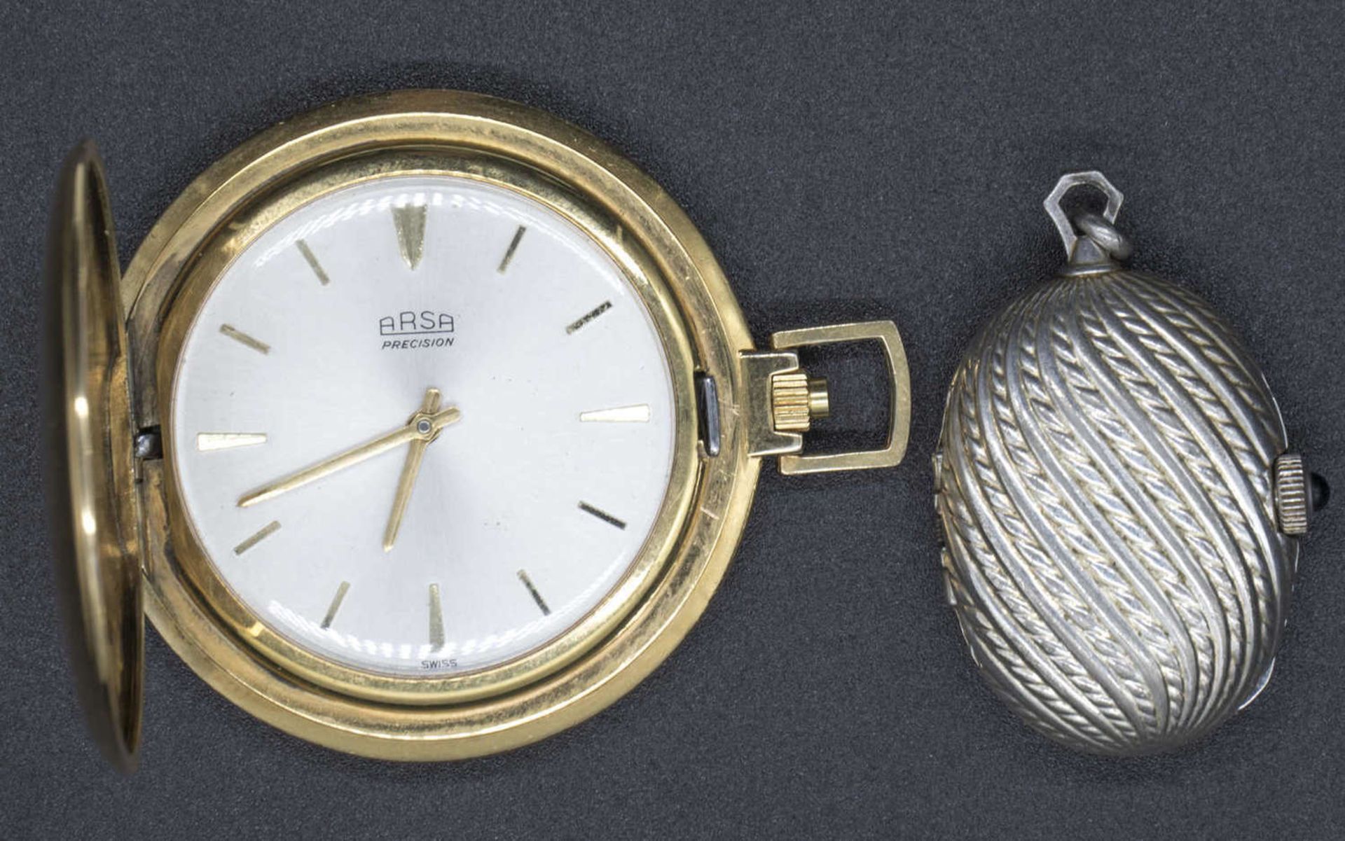 Zwei Taschenuhre: 1. Arsa Taschenuhr, vergoldet, 17 Rubis. Handaufzug, die Uhr läuft an. 2. Royal