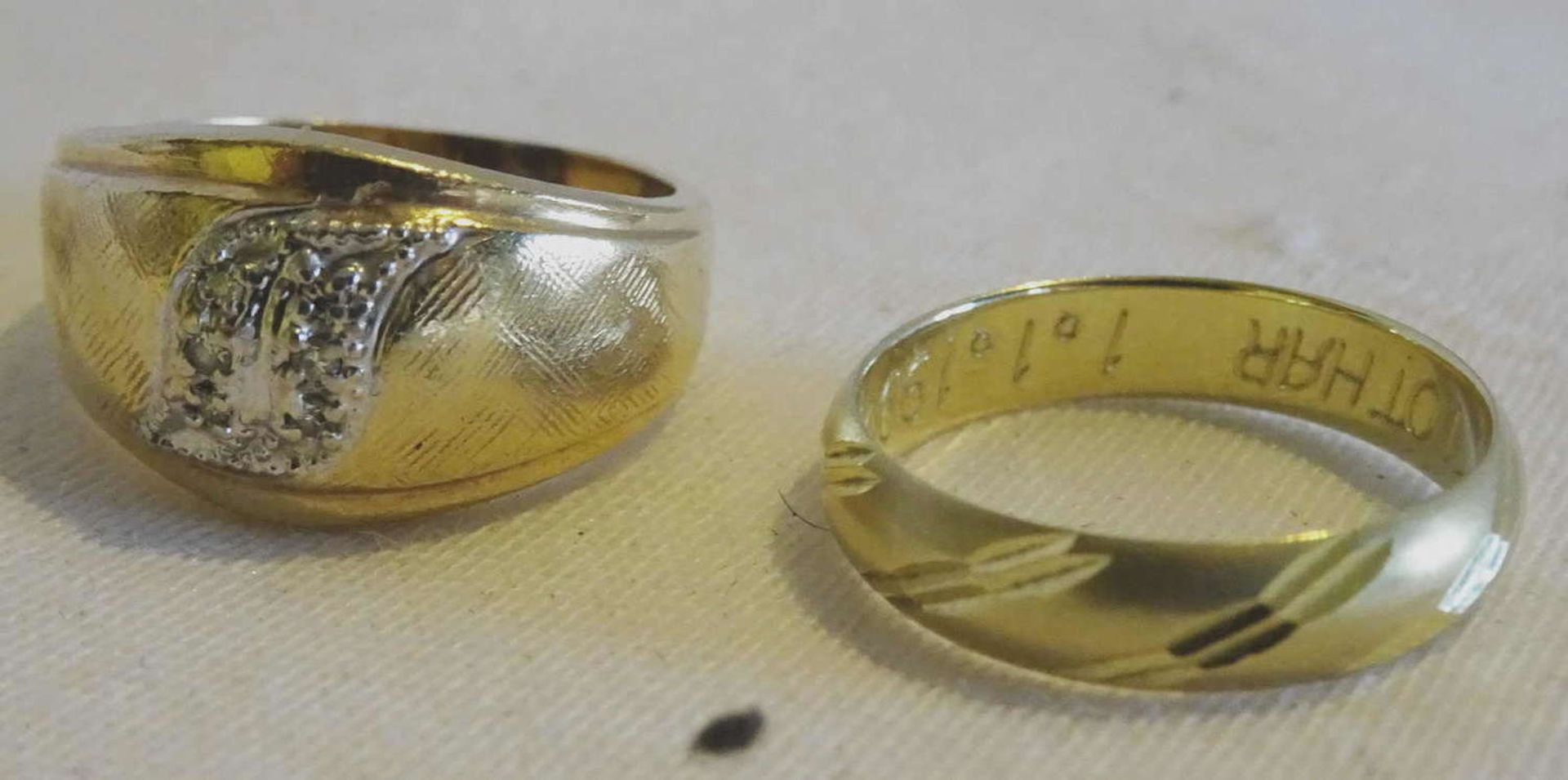 2 women's rings, 585 yellow gold, 1x with internal engraving. Weight about 7 gr.