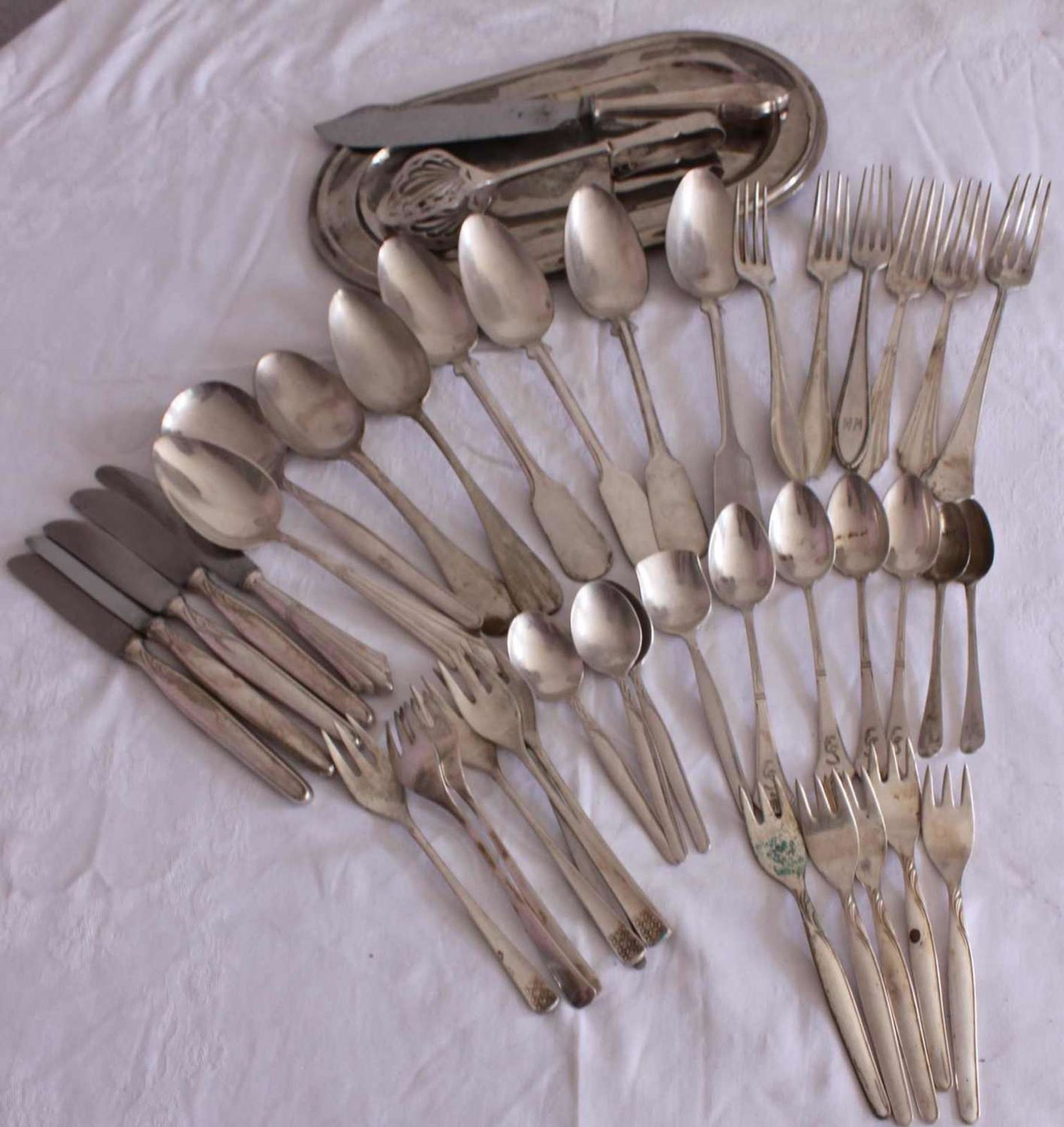 Lot of silver-plated, including knives, cake forks, coffee spoons, small tray, etc. Total weight - Image 2 of 2