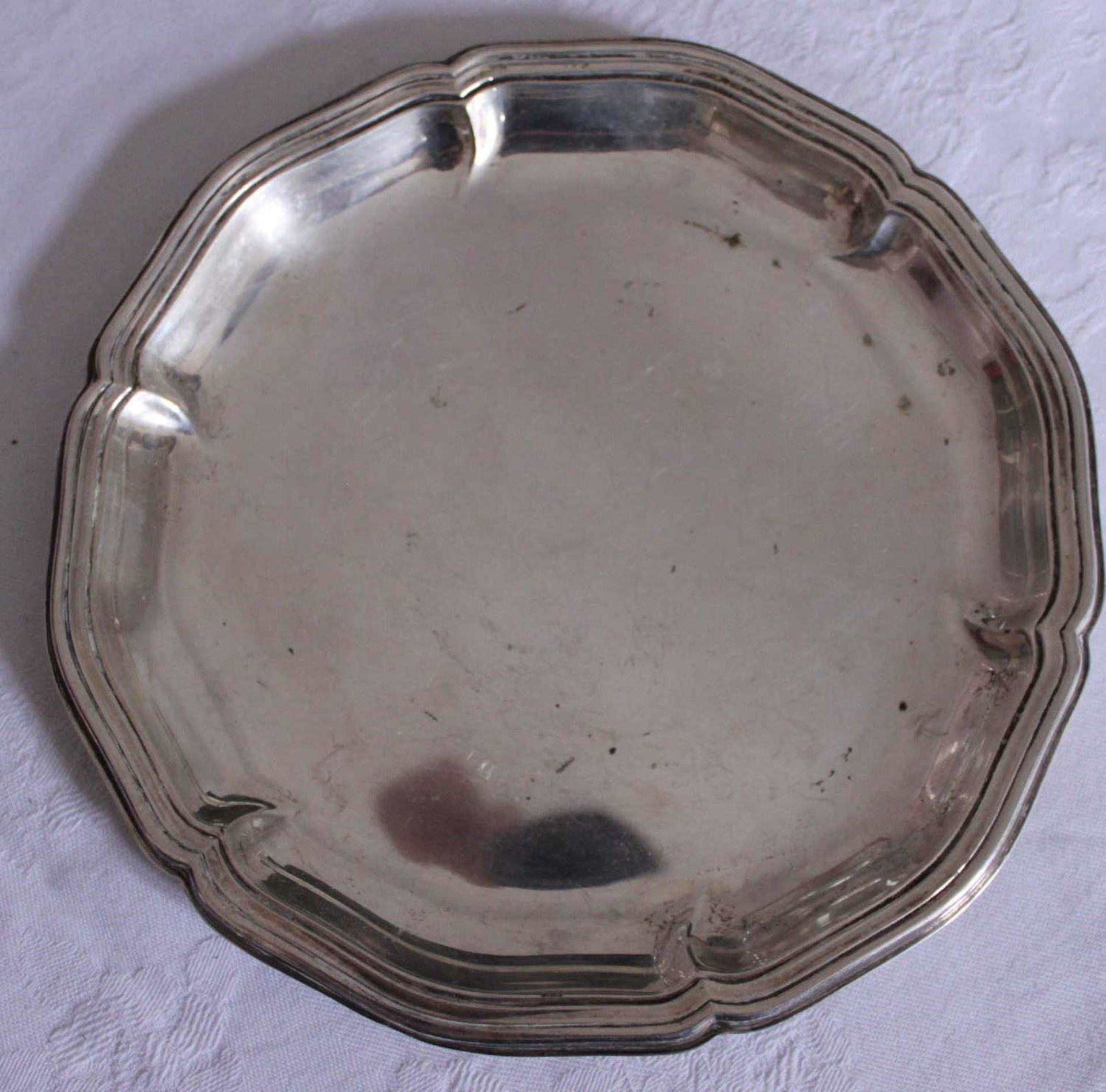 Small silver tray, 830 silver, diameter approx.15.7 cm. Weight approx. 104 gr.