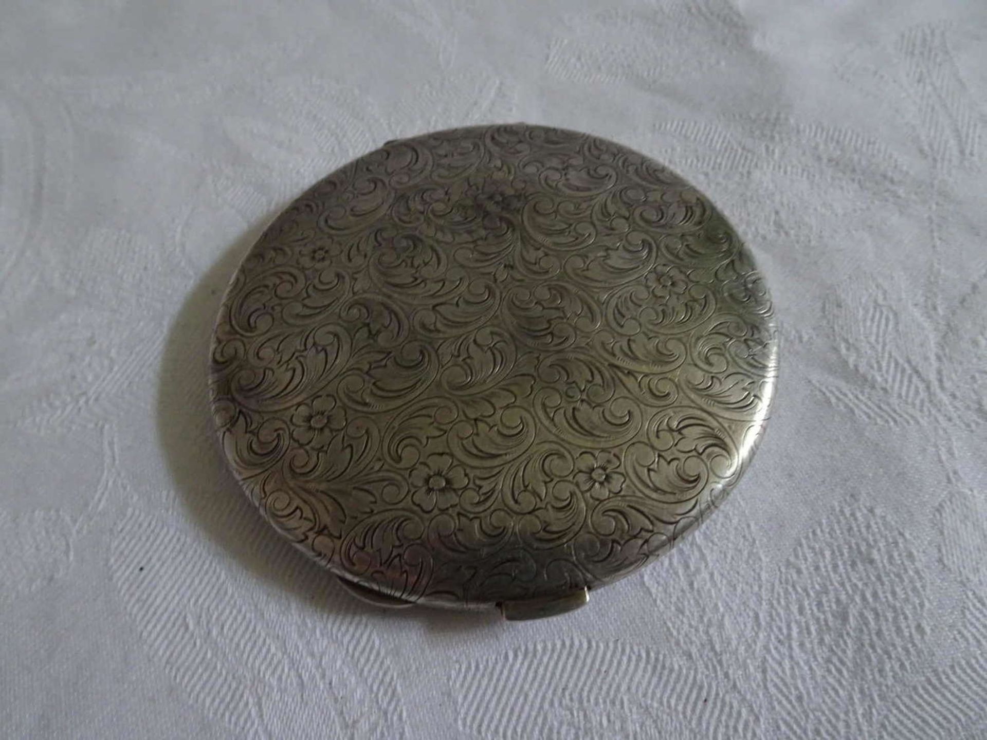 1 powder box, silver, diameter ca. 8 cm. Weight approx. 81.9 gr.