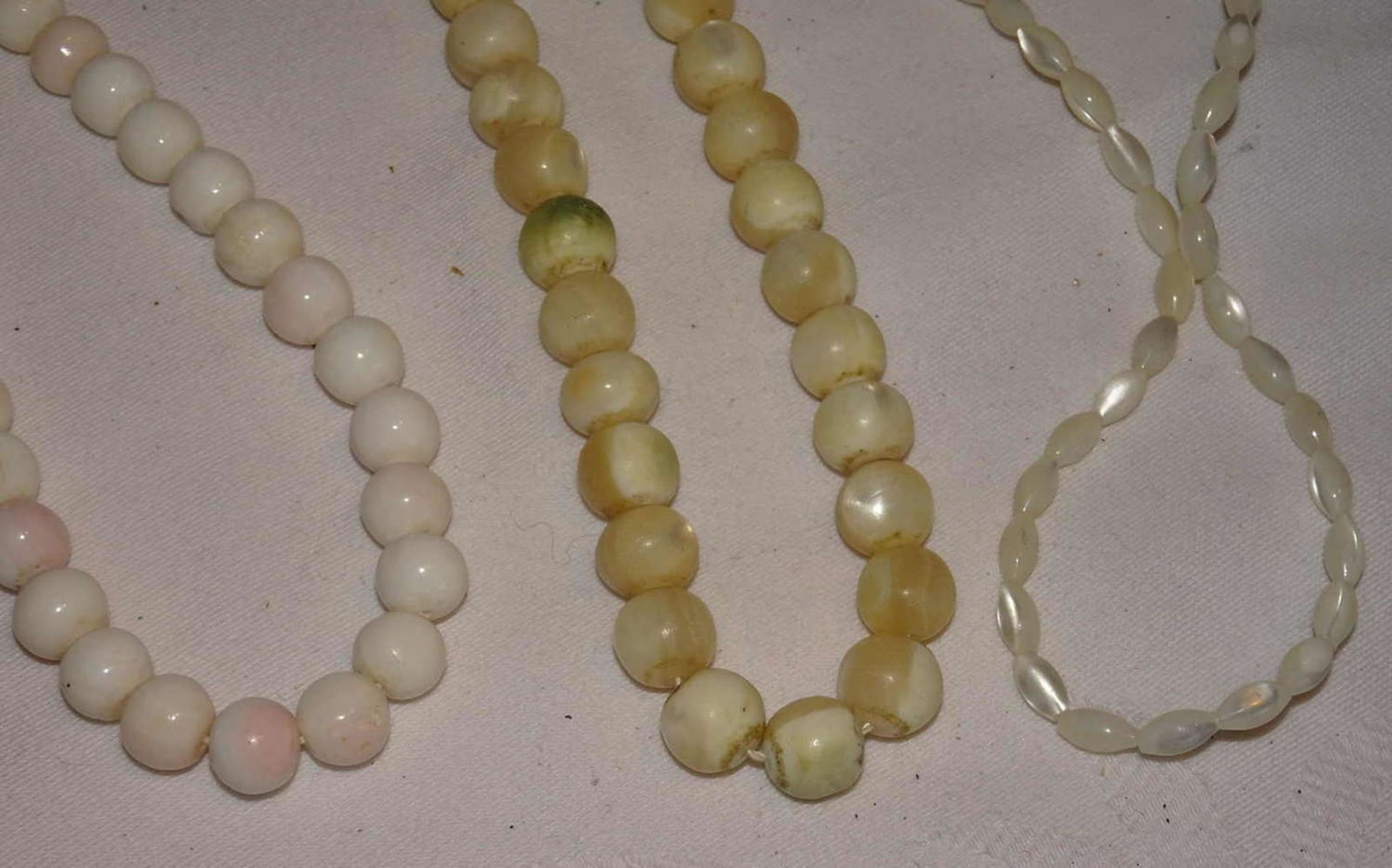 Lot of corals and mother-of-pearl jewelry. A total of 3 chains. 1x angel skin coral. Please visit. - Bild 2 aus 2