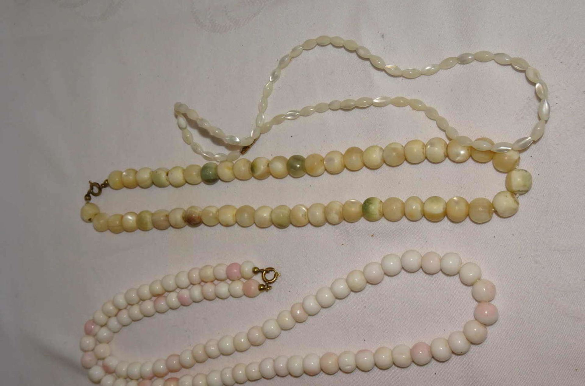 Lot of corals and mother-of-pearl jewelry. A total of 3 chains. 1x angel skin coral. Please visit.