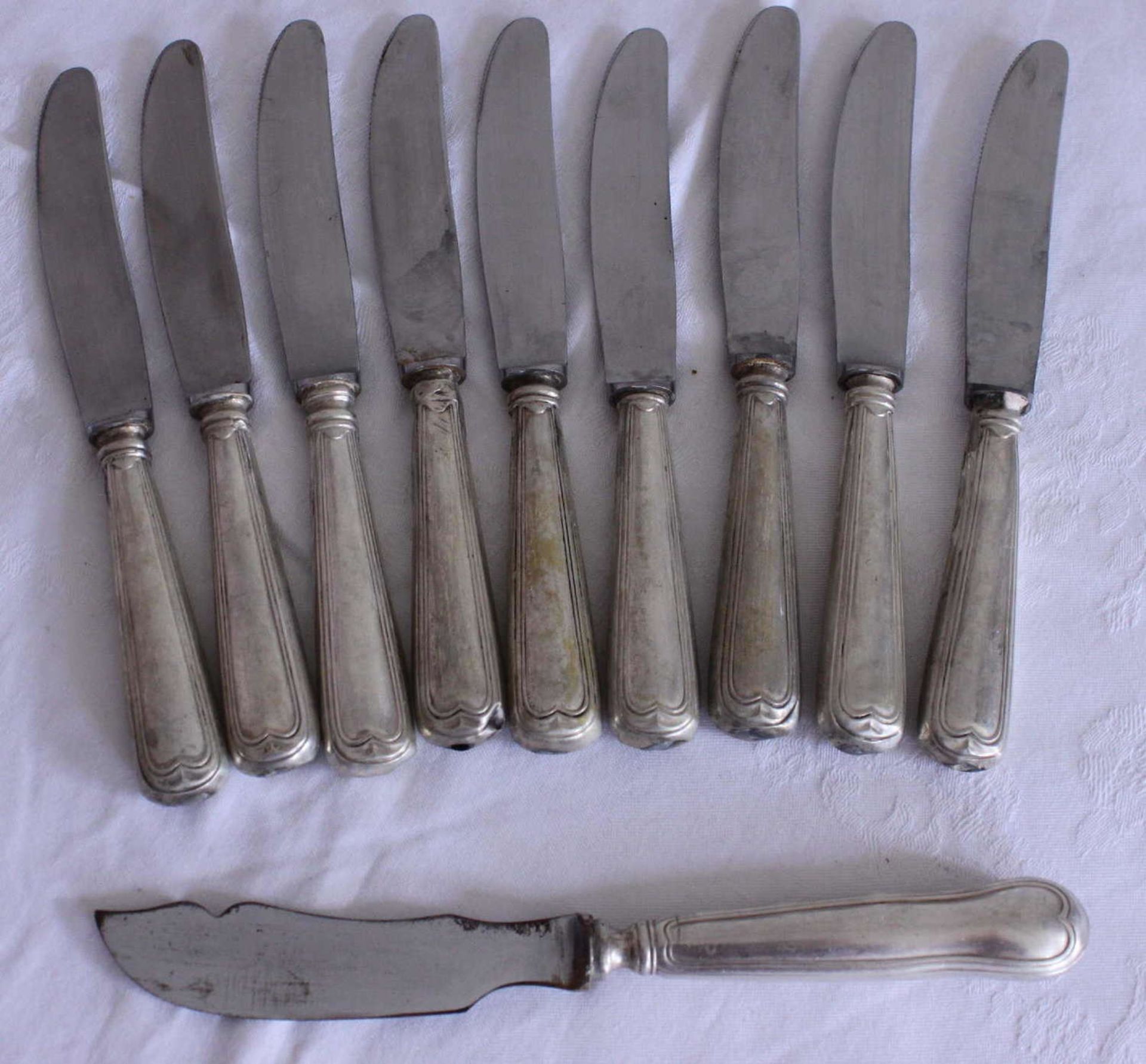 9 knives, 800 silver, same series. Hallmarked Burghaus Solingen. Total weight about 700 gr.