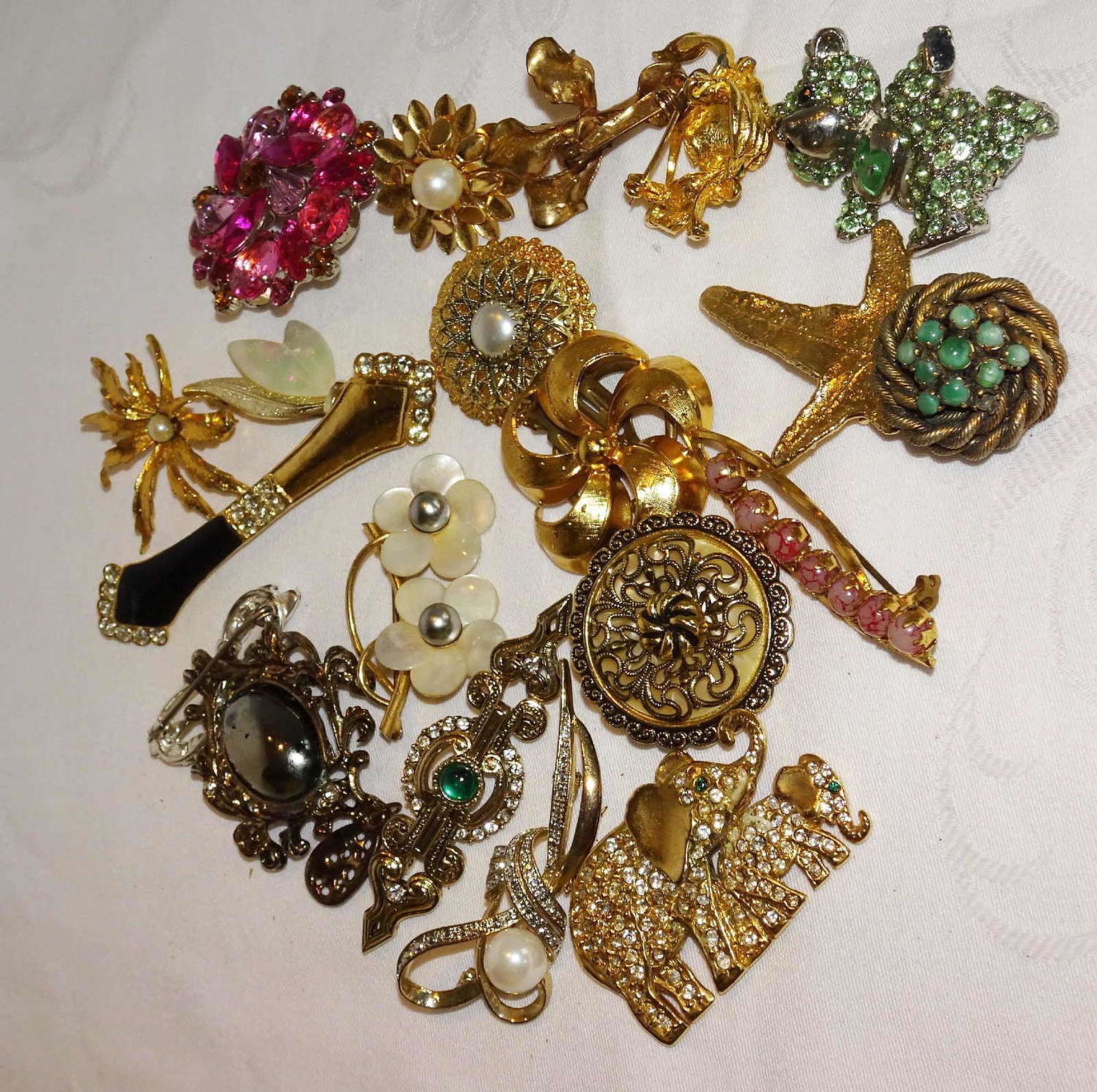 Lot of fashion brooches, different models. Please visit!