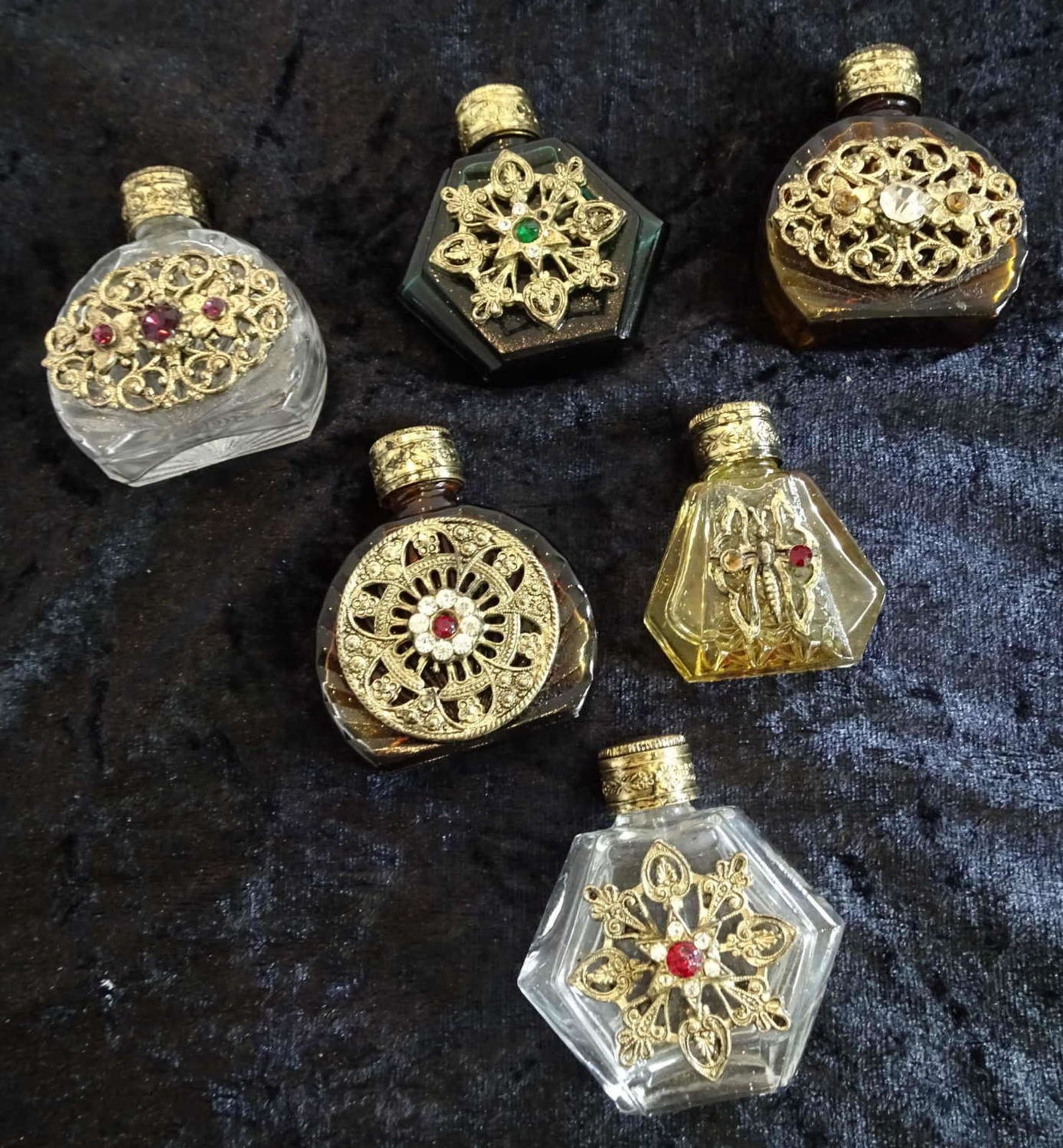 Lot of unusual perfume bottles, different models and colors. Exceptional look. A total of 6 pieces.