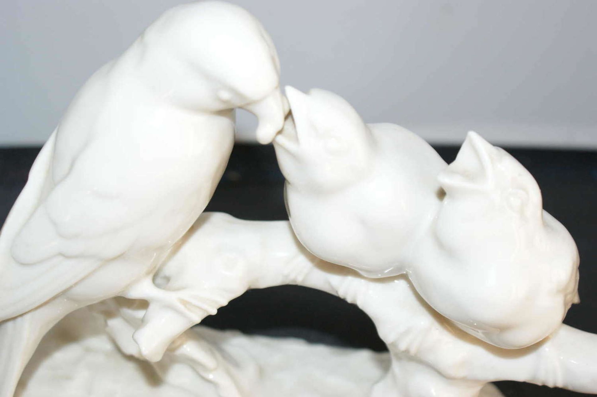 1 Hutschenreuther porcelain figure bird with 2 young birds feeding, sitting on a branch, white - Bild 2 aus 5