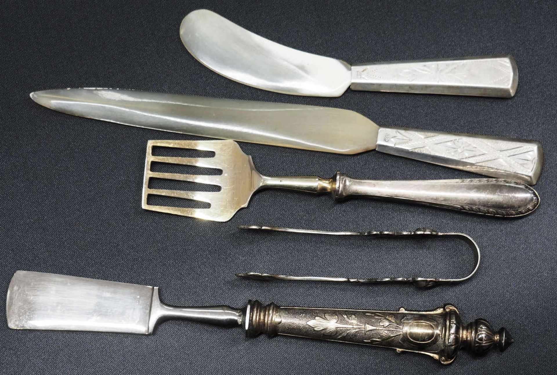 Lot silver cutlery, 800er and 835er silver, as well knife, sugar tongs, etc. Total weight about