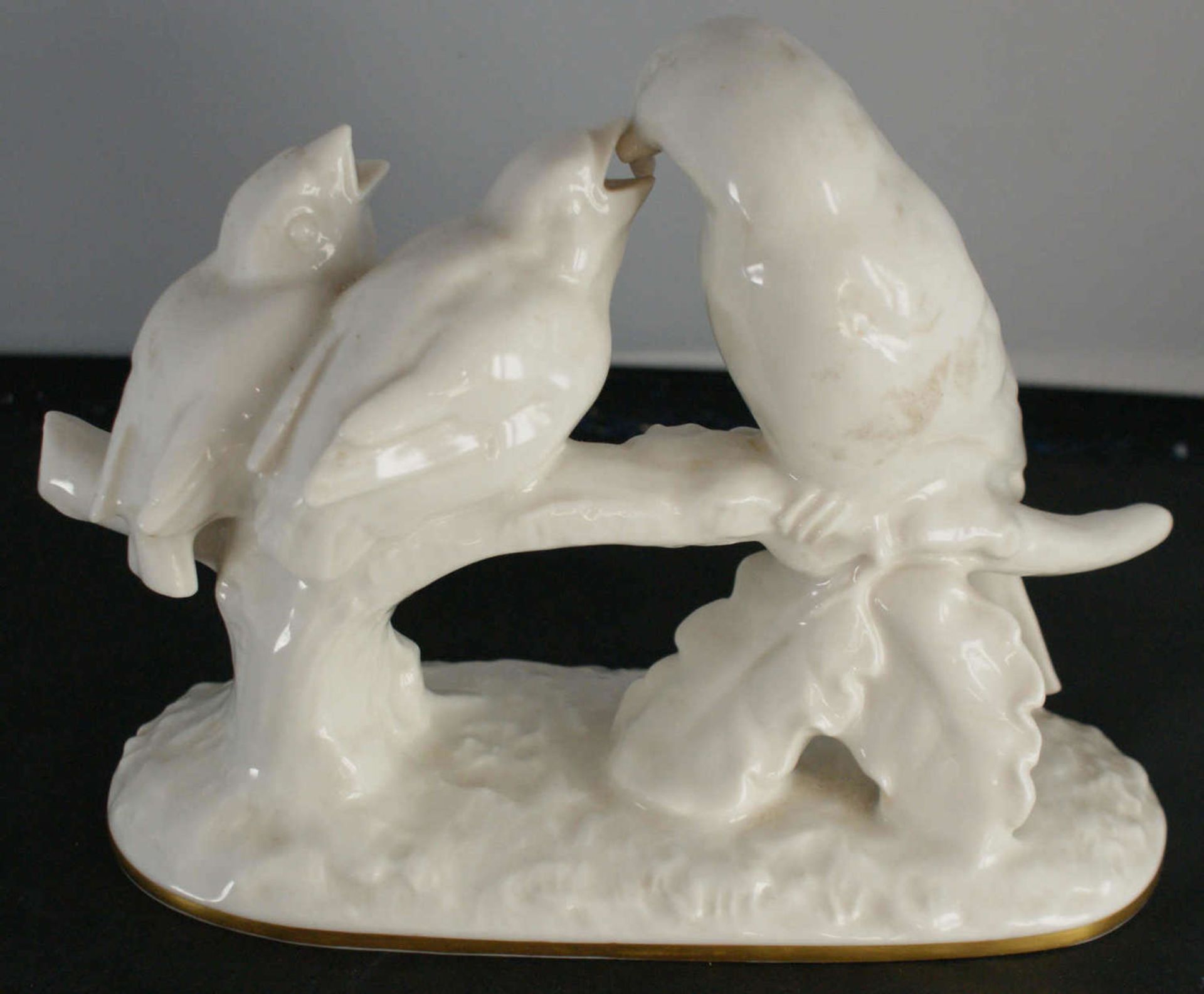 1 Hutschenreuther porcelain figure bird with 2 young birds feeding, sitting on a branch, white - Bild 3 aus 5