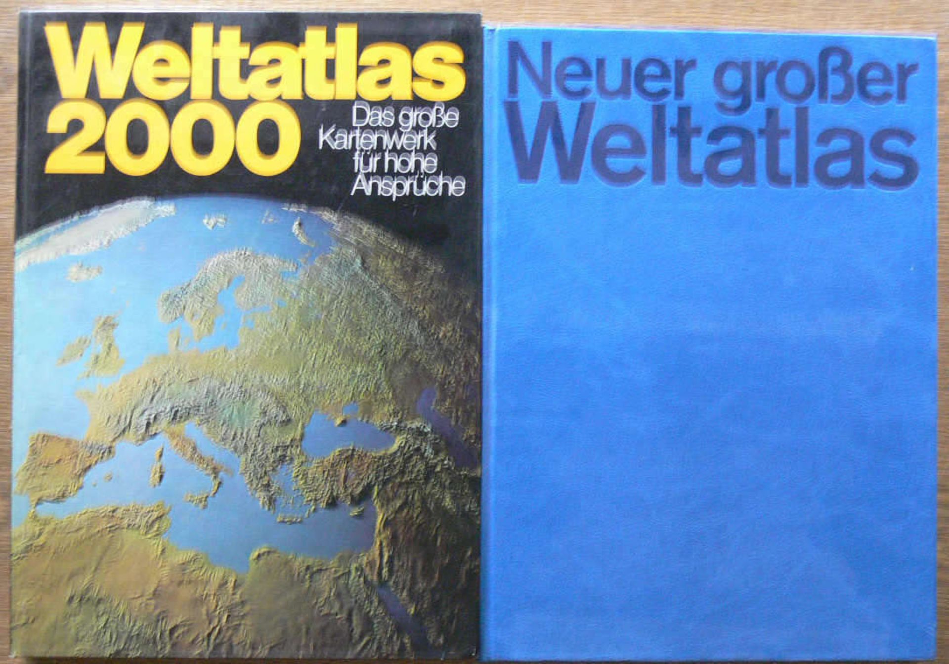 Two atlases. Please visit.Zwei Atlanten. Bitte besichtigen.
