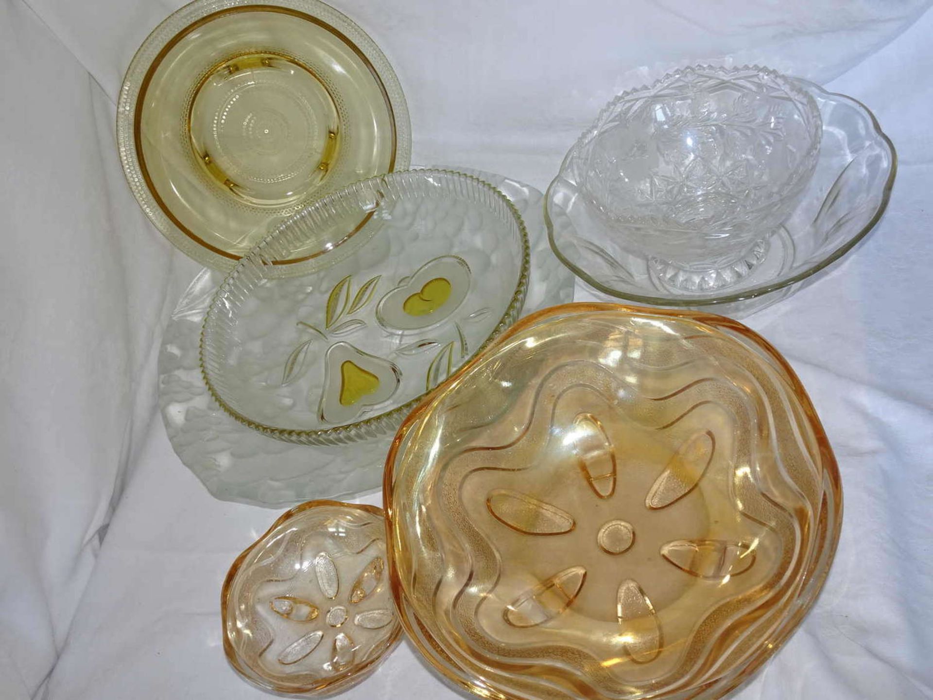 Lot of glass bowl from household dissolution, thereby on colored glass. Good condition.Lot
