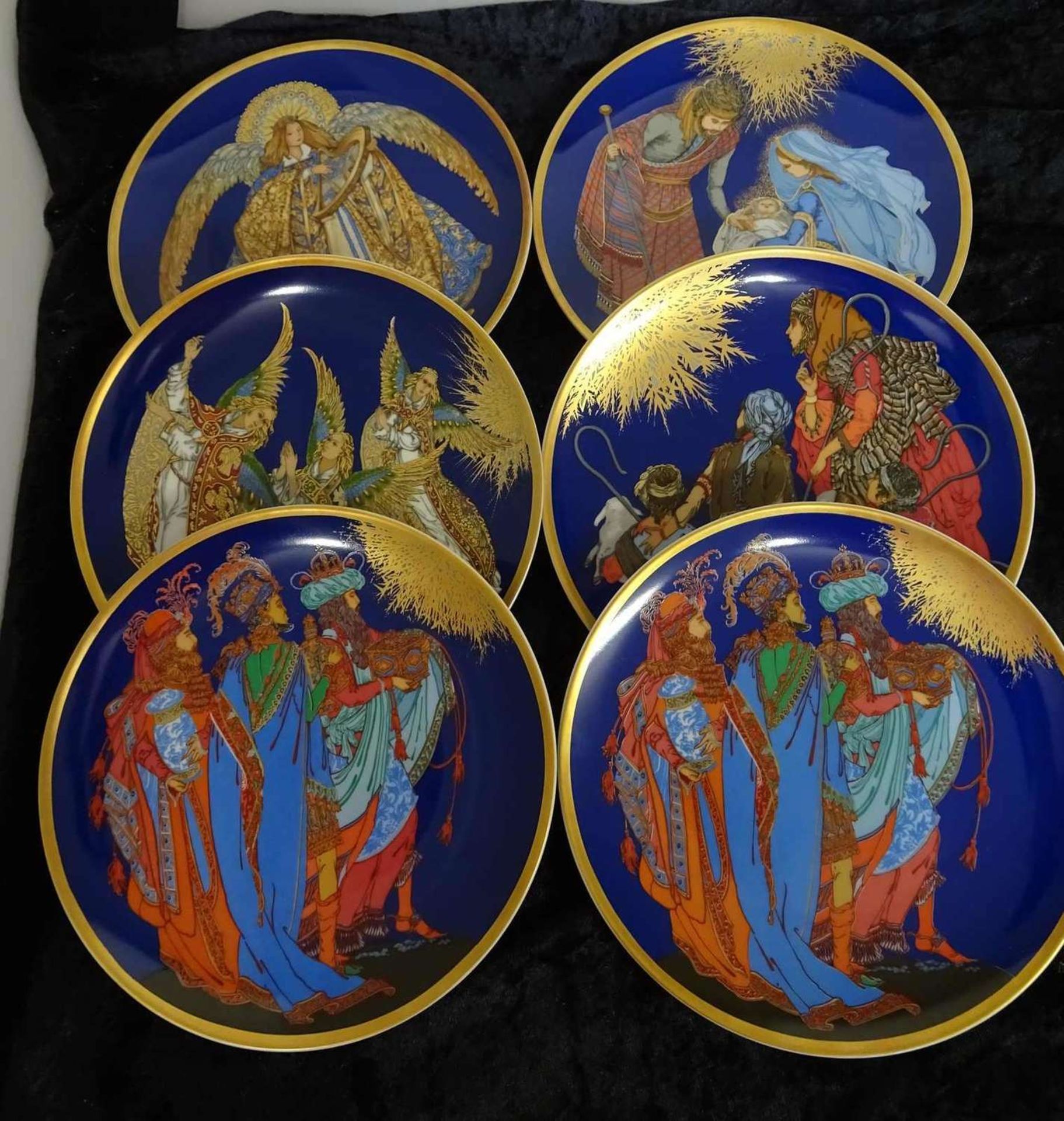 Hutschenreuther wall plates, a total of 6 pieces, designed by William & Charlotte Hallett. "