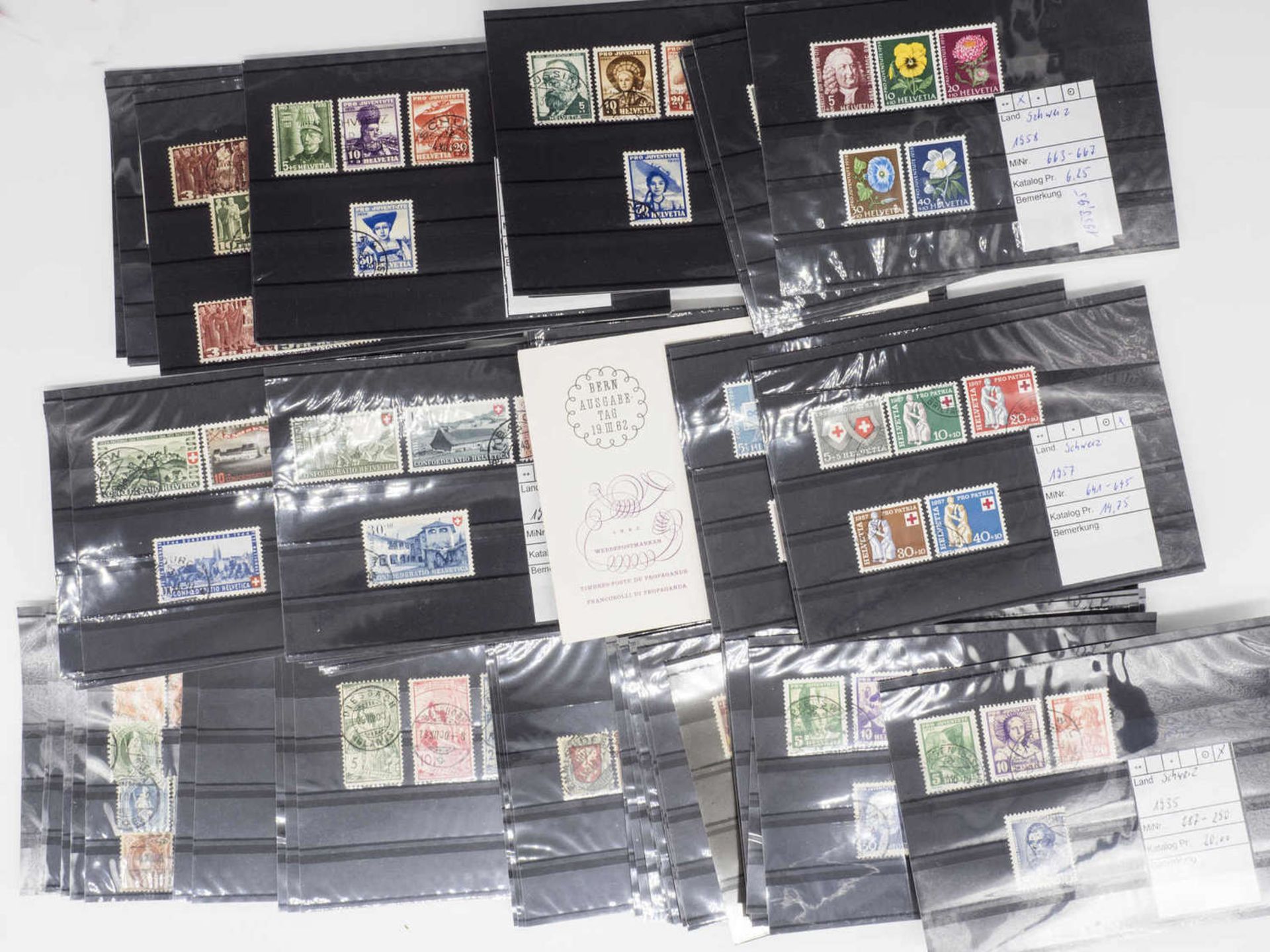 Switzerland, Lot stamps on stock cards. Over 90 plug-in cards. Catalog value 1953.95 Euro. Certainly