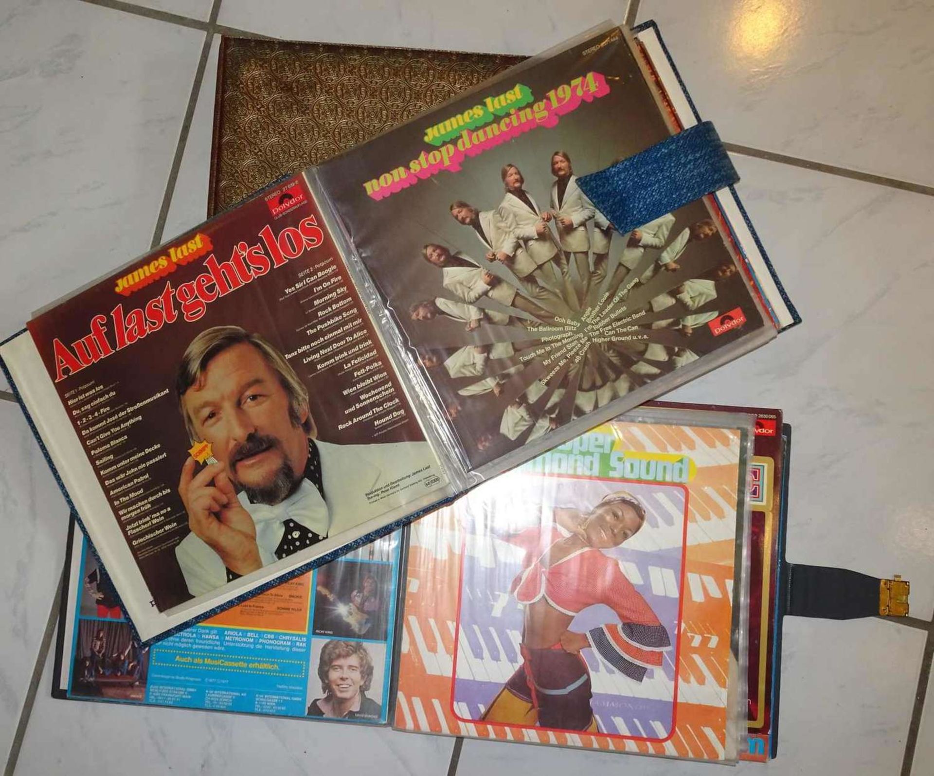 Lot of LPs in 3 thick folders, mostly hits from the 70s and operettas.Lot LP´s in 3 dicken Mappen,
