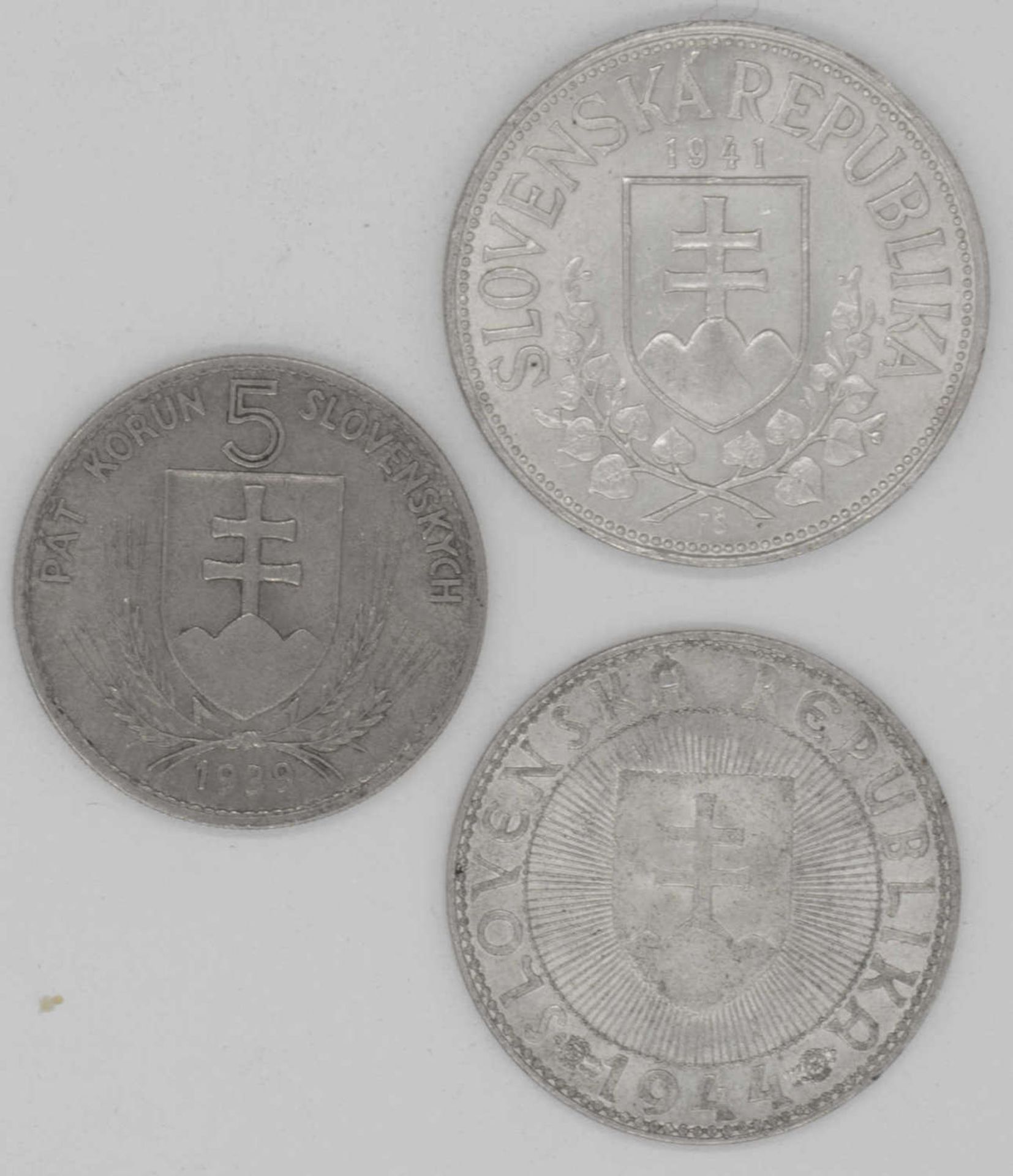 Slowakei 1939/44, Lot Münzen bestehend aus 1941 20.- Kronen - Silbermünze, 1944 10.- Kronen - - Bild 2 aus 2