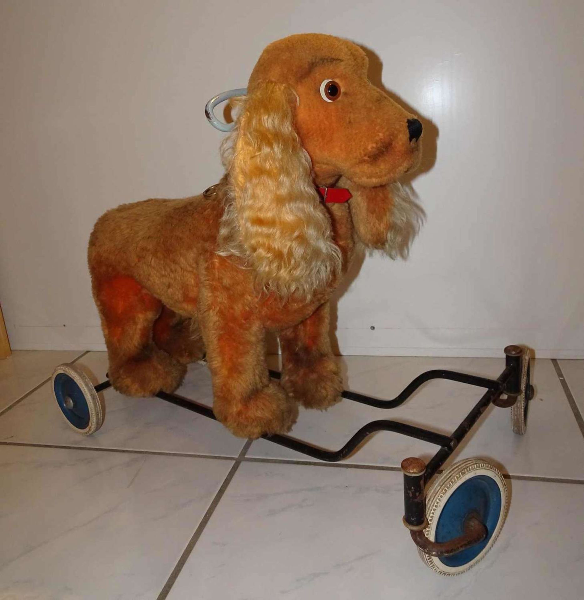 Steiff - old dog on wheels, with a red collar and voice. Recorded, age-related condition.Steiff -