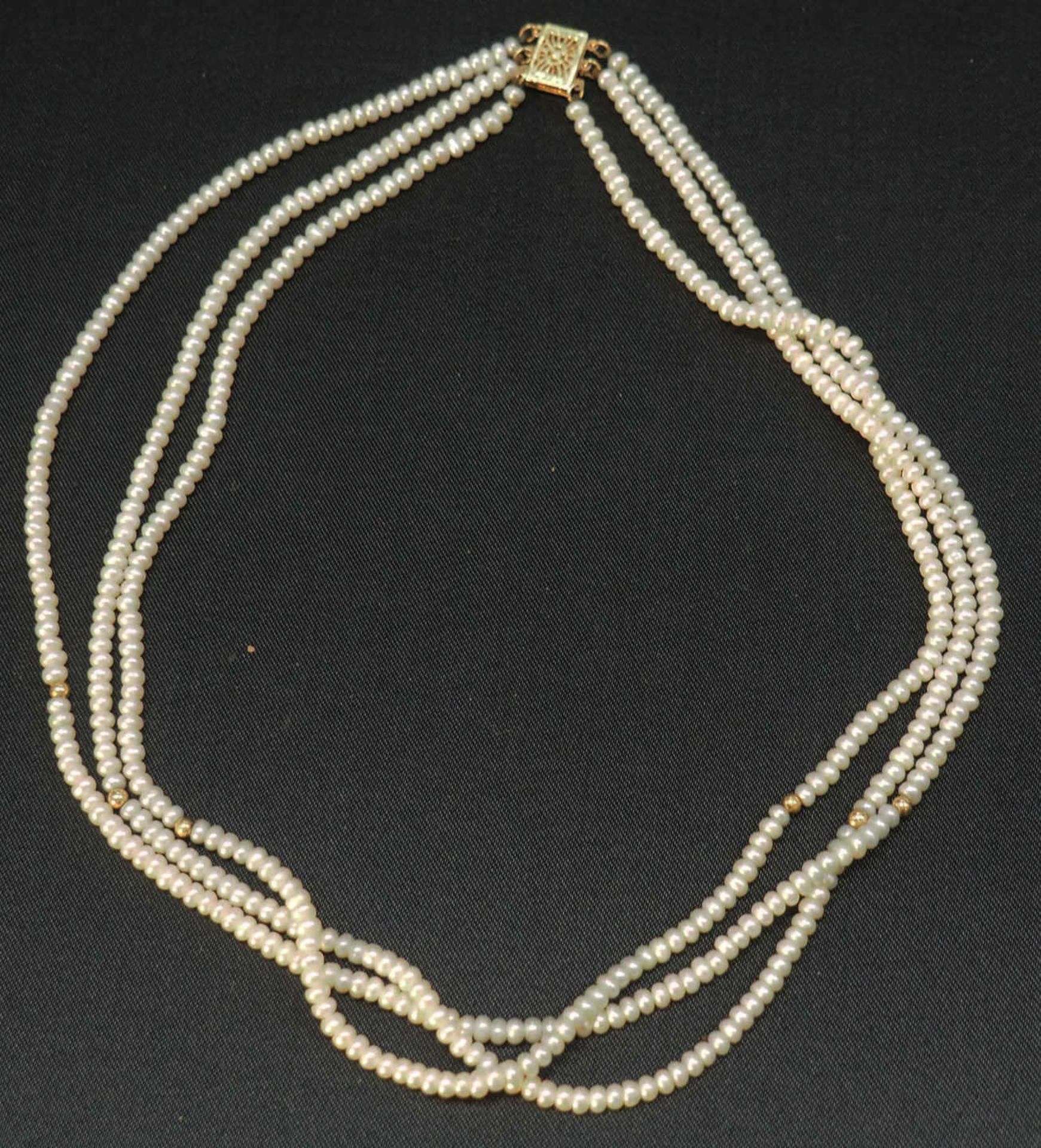 Very fine real pearl necklace with 585 yellow gold clasp, 3 rows.Sehr feine Echt-Perlenkette mit