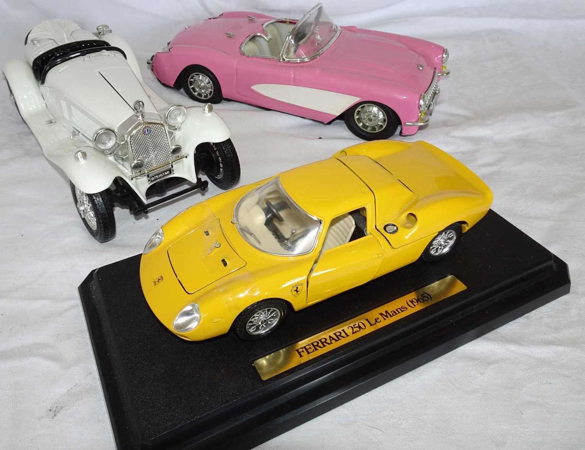 3 model cars, thereby 1x Ferrari 250, etc. Used condition. The front window of one car is