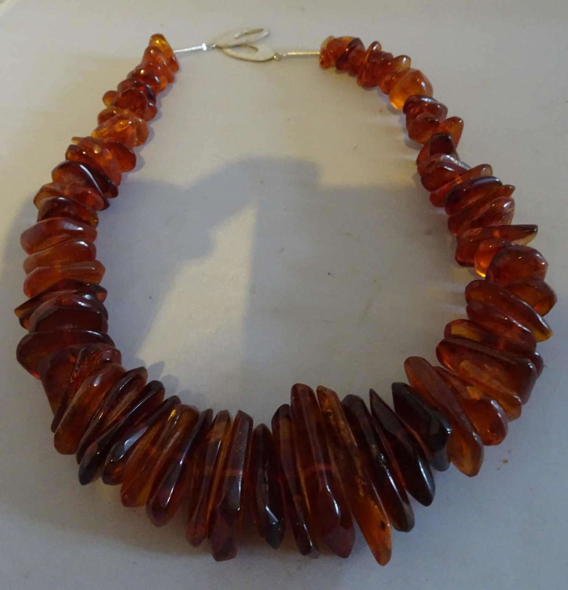 Amber necklace with silver clasp, length approx. 50cm.Bernsteinkette mit Silberverschluss, Länge ca.