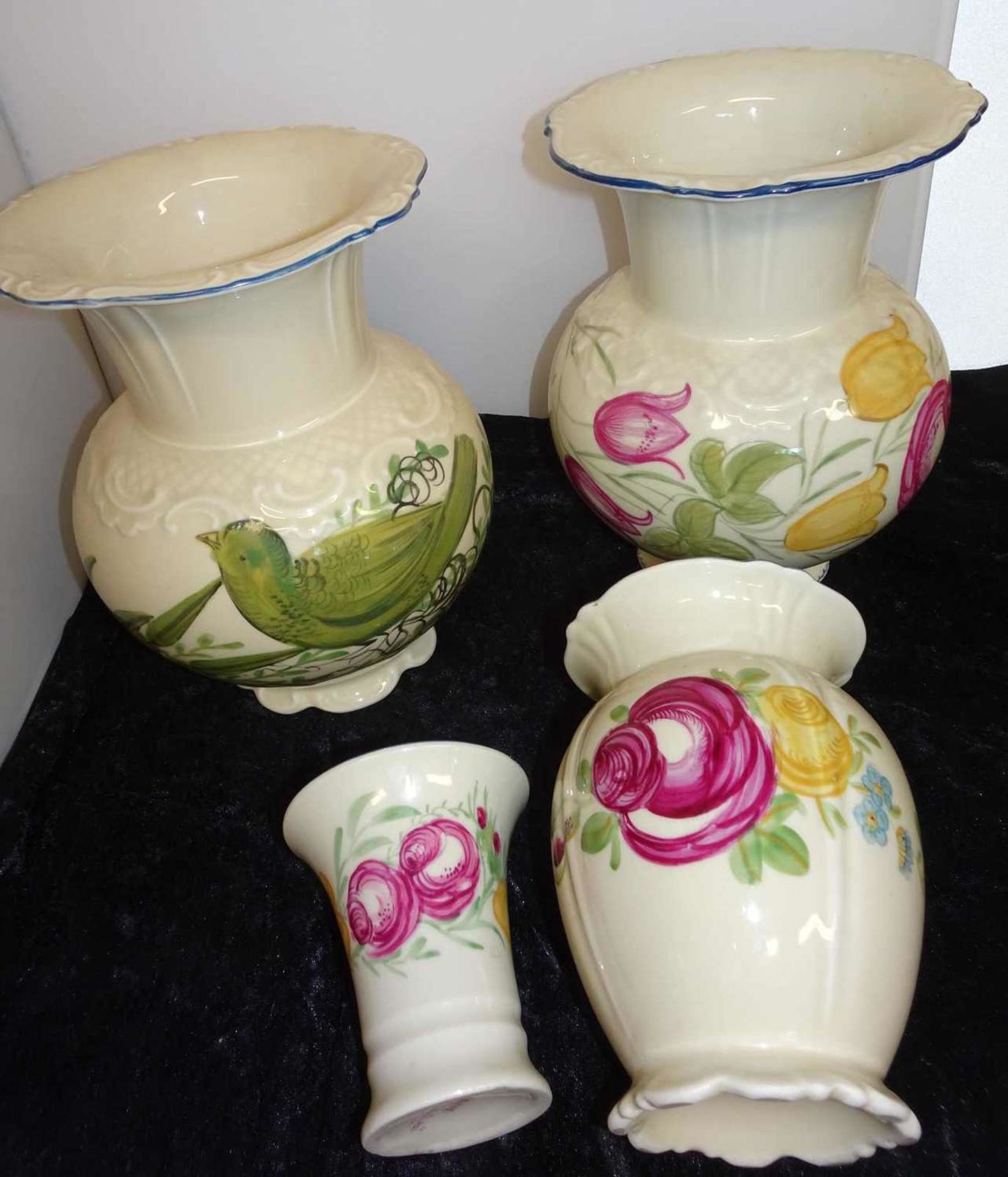 4 ceramic vases, same series, different designs and models. Hand painting. Good condition.4