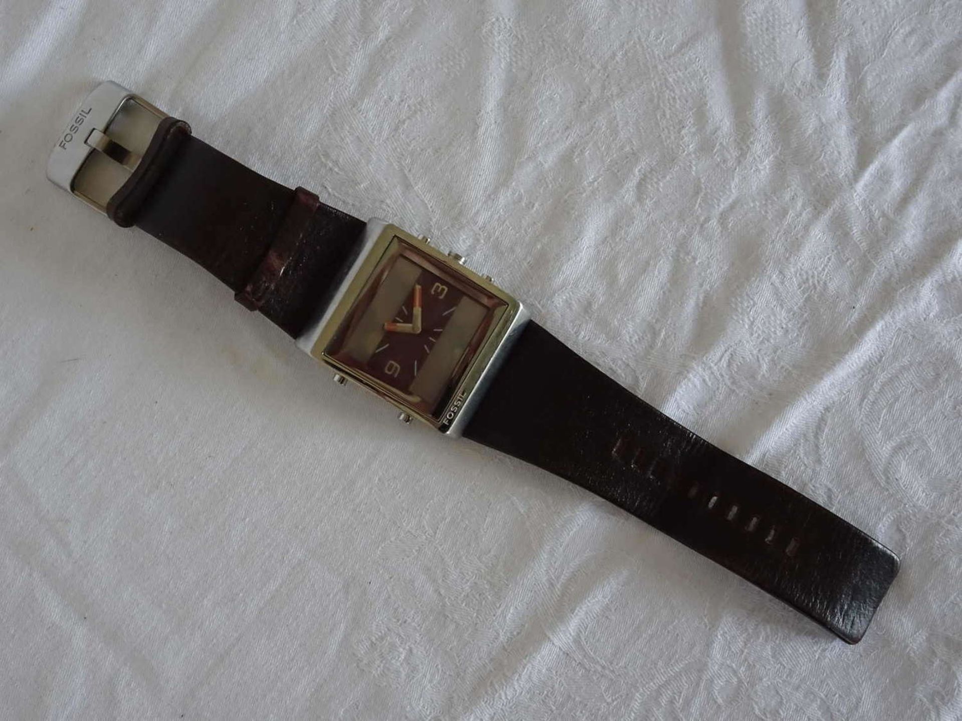 Fossil wristwatch with original leather strap. Function not checked. Used, fairly good condition.