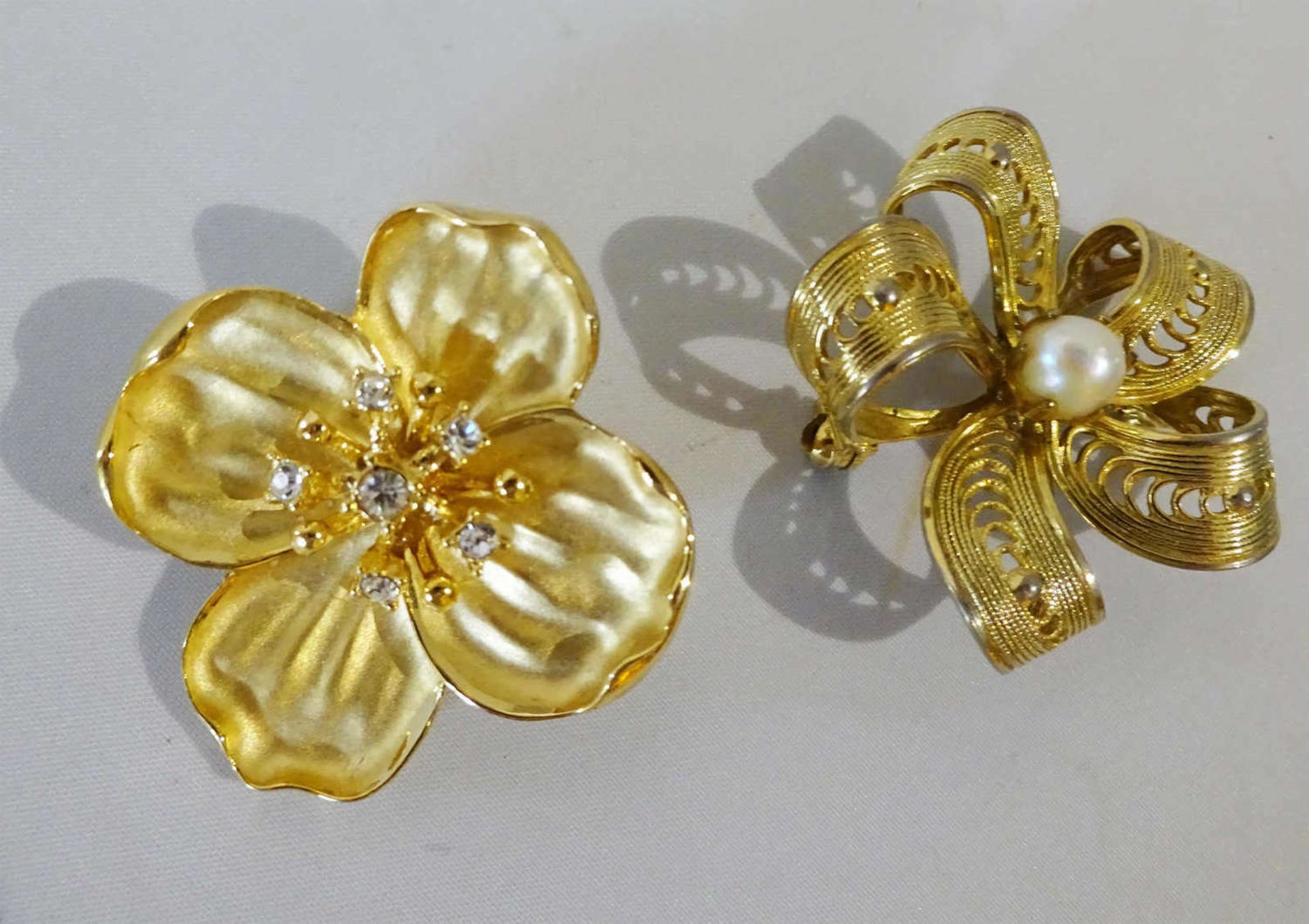 2 fancy flowers - fashion brooches, gilded. Please visit!2 ausgefallene Blüten - Modebroschen,