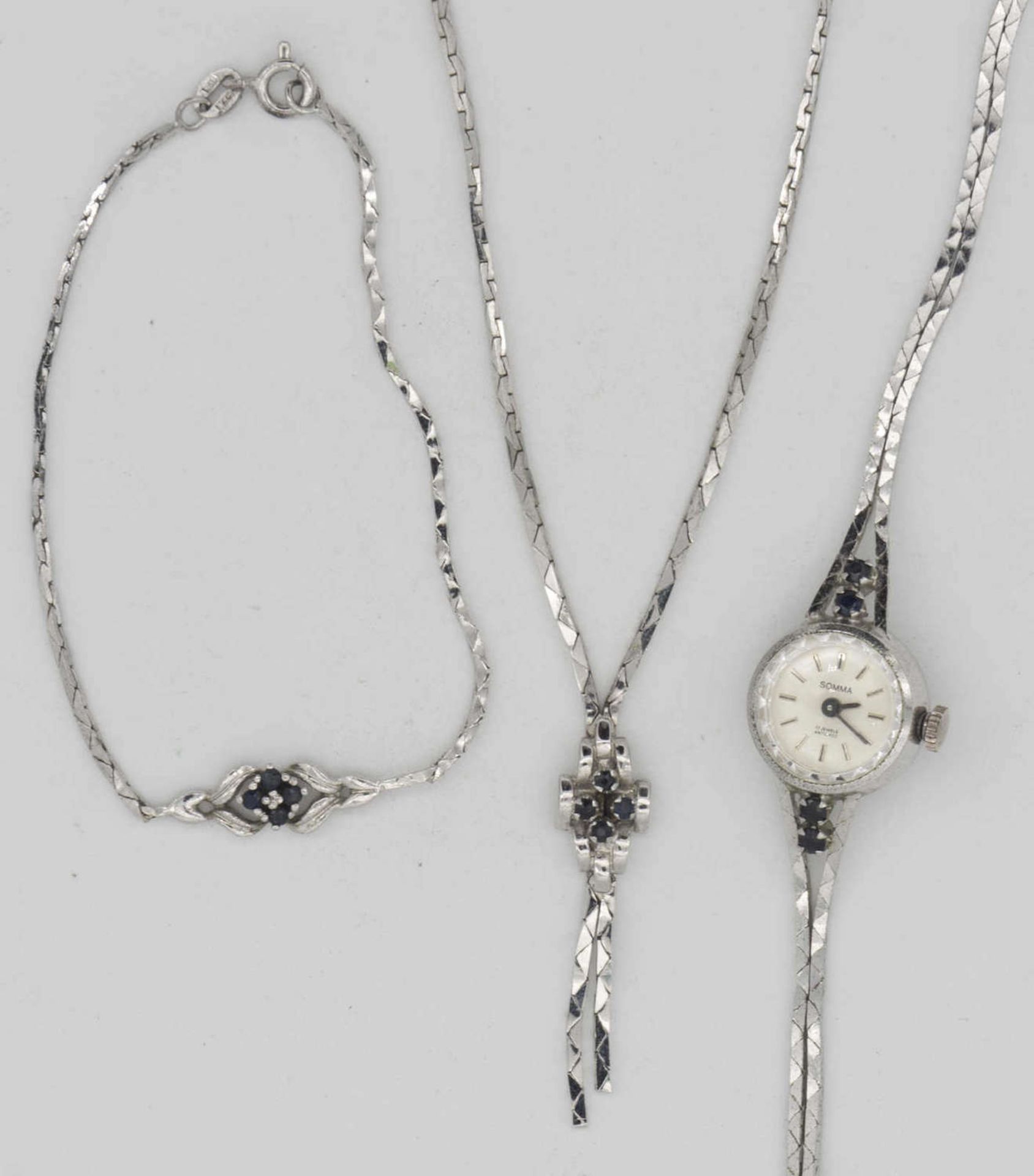 Lot Silberschmuck mit Saphiren, bestehend aus einer Damen - Armbanduhr, mechanischer Aufzug, Uhr