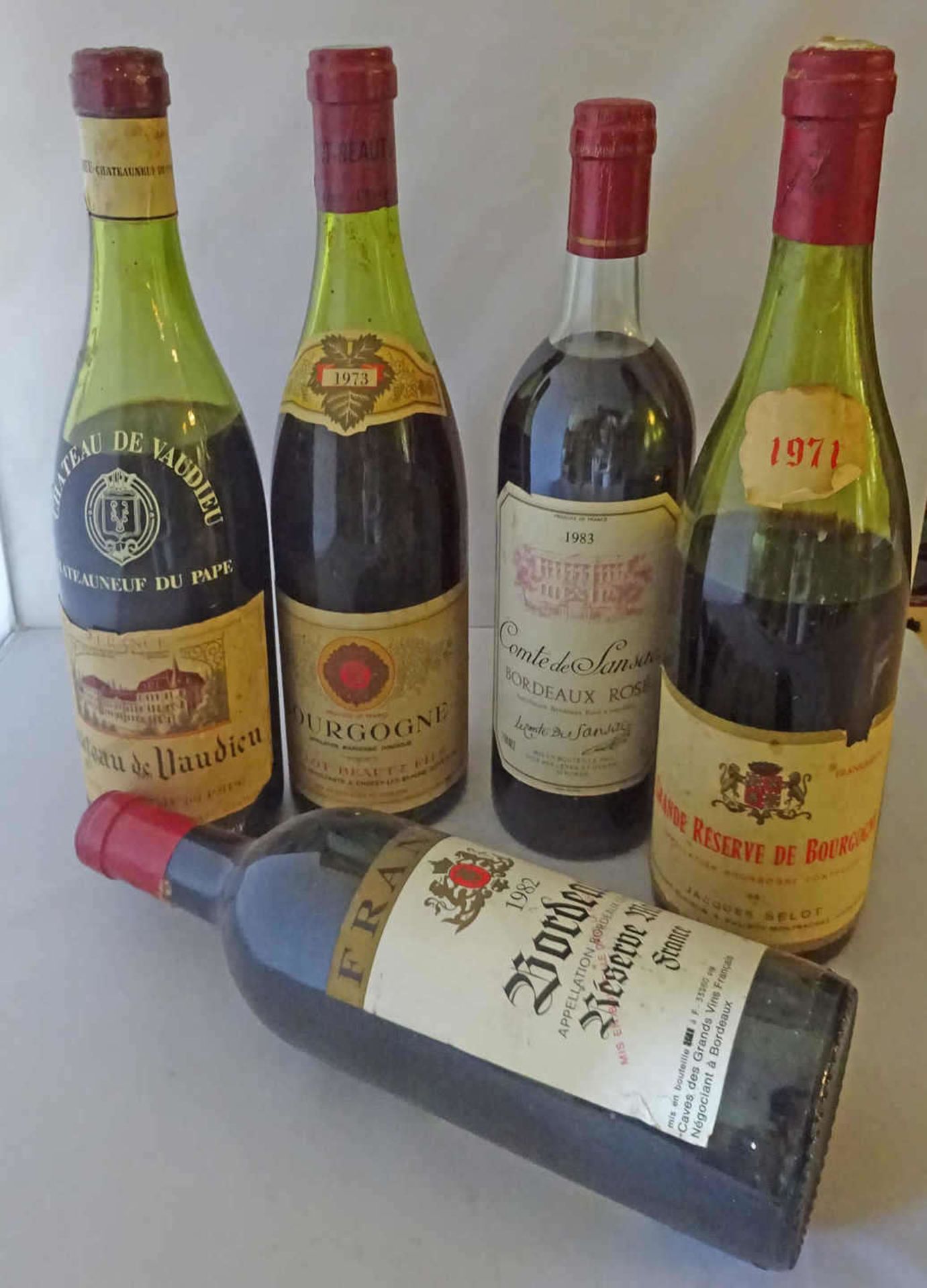 5 bottles of wine from France, year 1971, 1973, 1982, etc.5 Flaschen Wein aus Frankreich, dabei