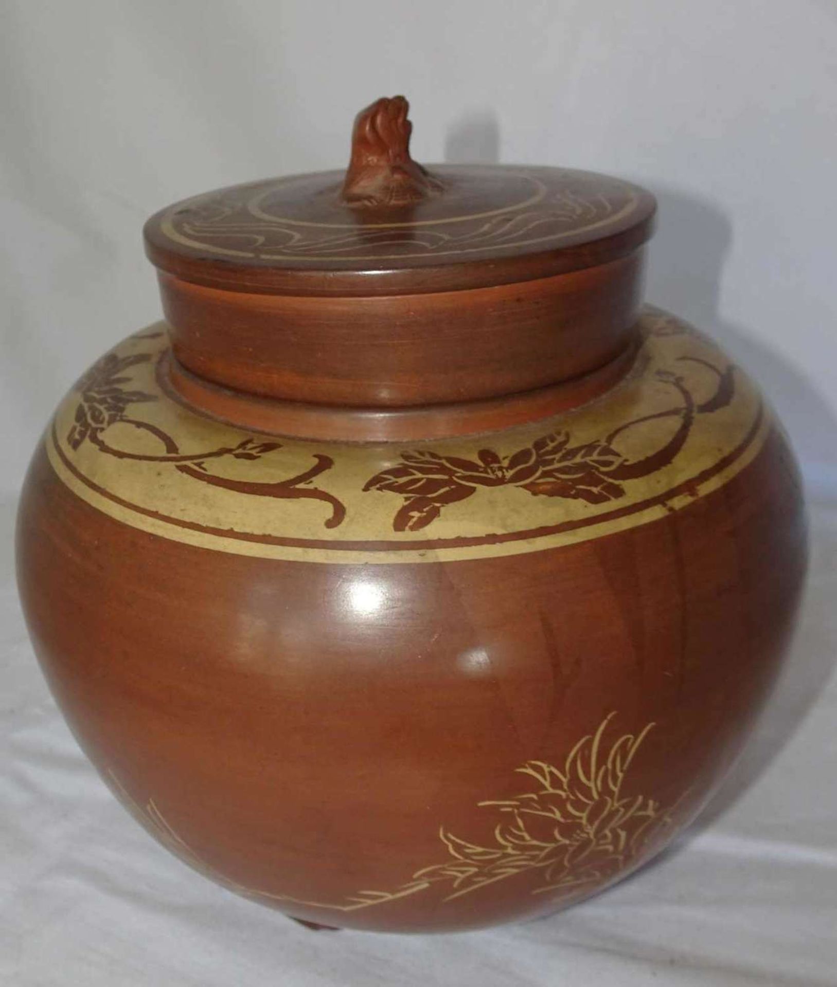 A brown clay pot Malysia, fine glaze. Standing on 4 feet, height approx. 18 cm. With inner - Image 2 of 2