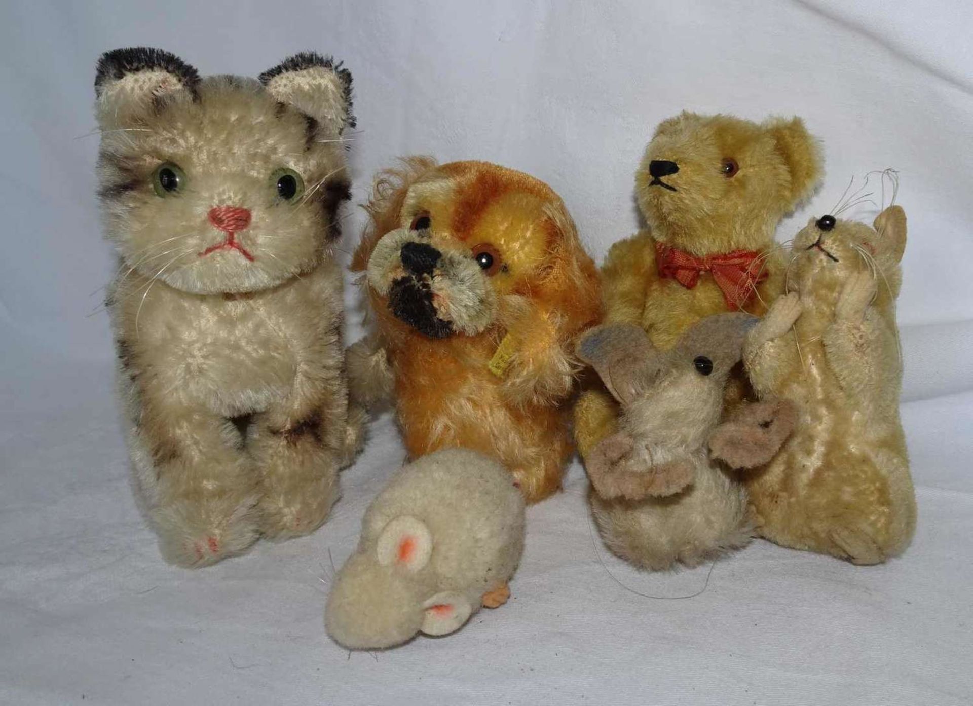 Lot of old soft toys - Steiff? 1 cat, 1 dog, 1 teddy, 1 rat, and 2 mice. Fixed darning. Age-