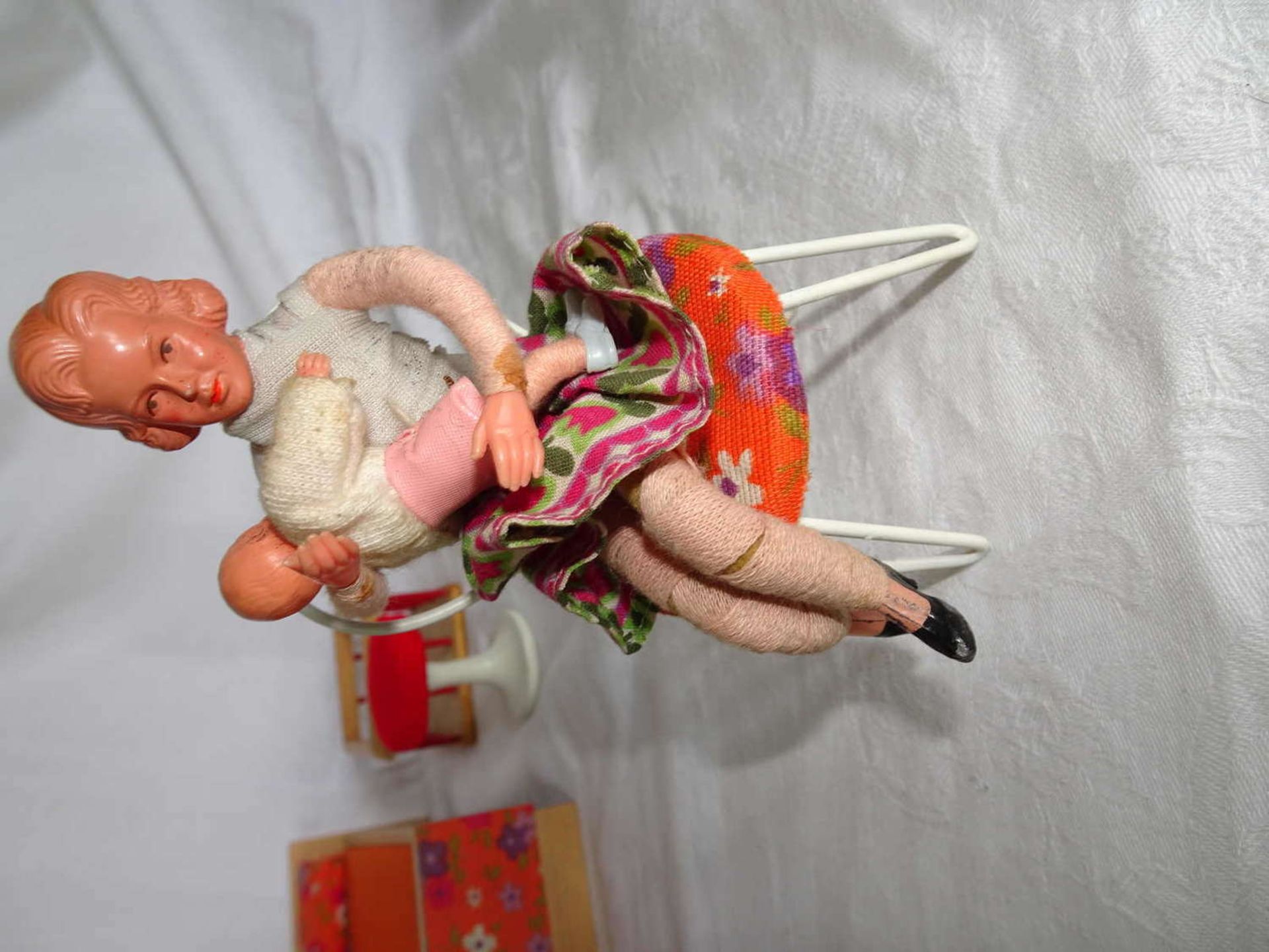 Lot of dollhouse furniture, 1960s, also 3 flexible dolls.Lot Puppenstubenmöbel, 60er Jahre, dabei - Bild 2 aus 3