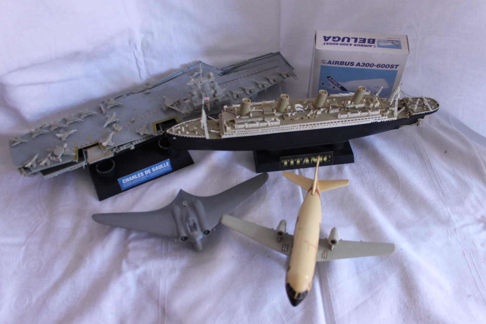5 models, 2 ships (some with missing parts) and 3 planes. 2x electrified.5 Modelle, dabei 2 - Bild 2 aus 3