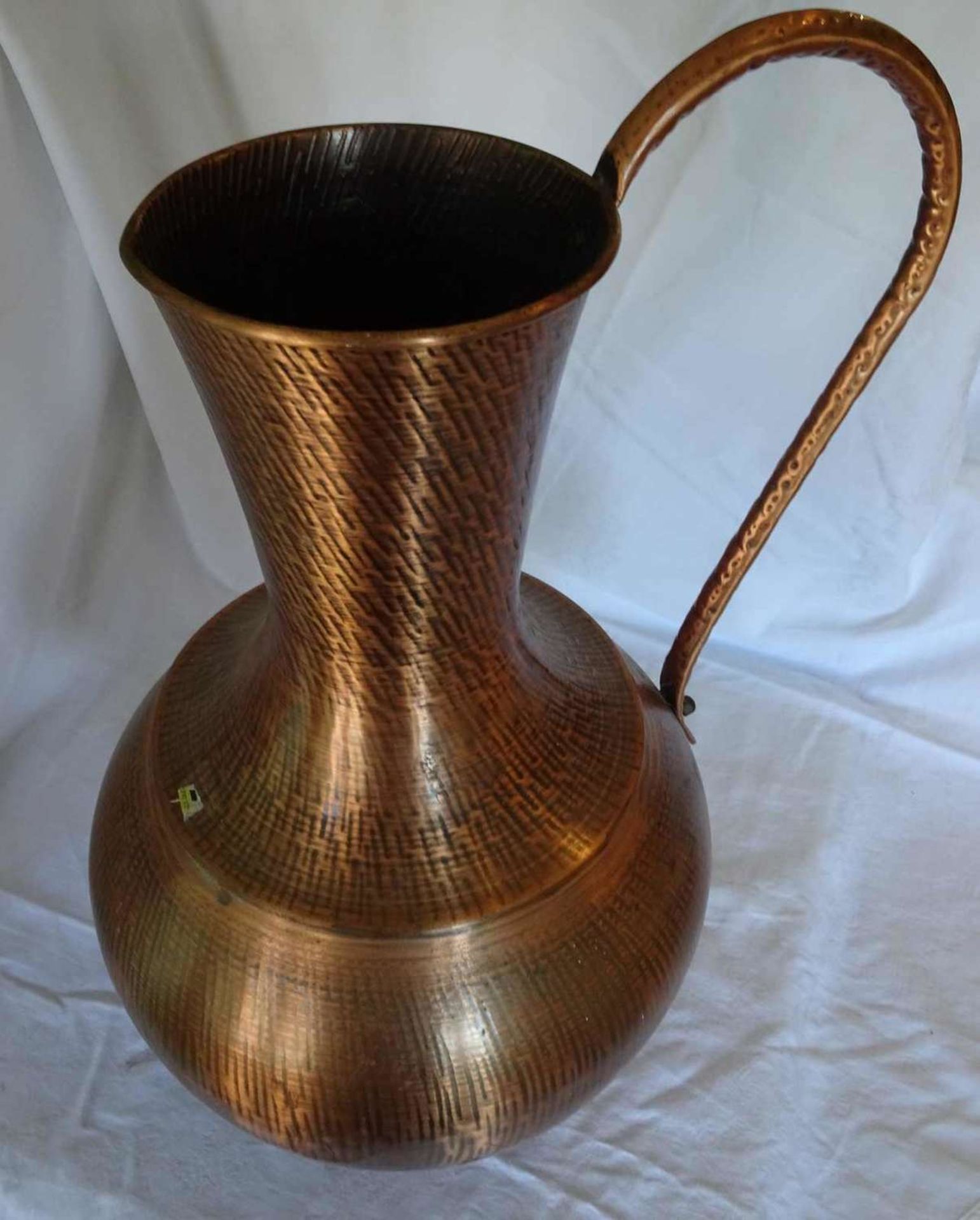 1 large copper jug, height approx. 50 cm. Good condition.1 große Kupferkanne, Höhe ca. 50 cm.