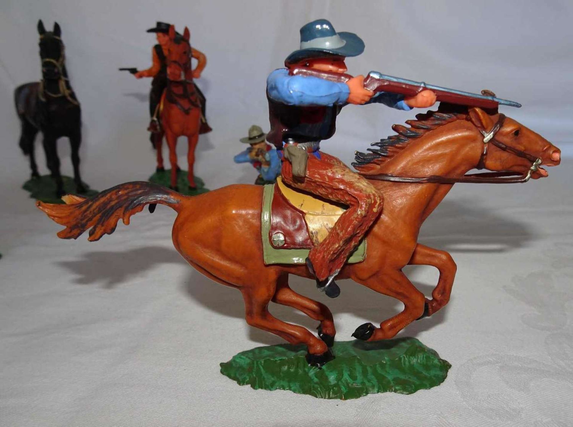 Lot Elastolin figures, plastic, 7 cm series, cowboys, a total of 5 horses, of which 4x mounted. Very - Bild 2 aus 4