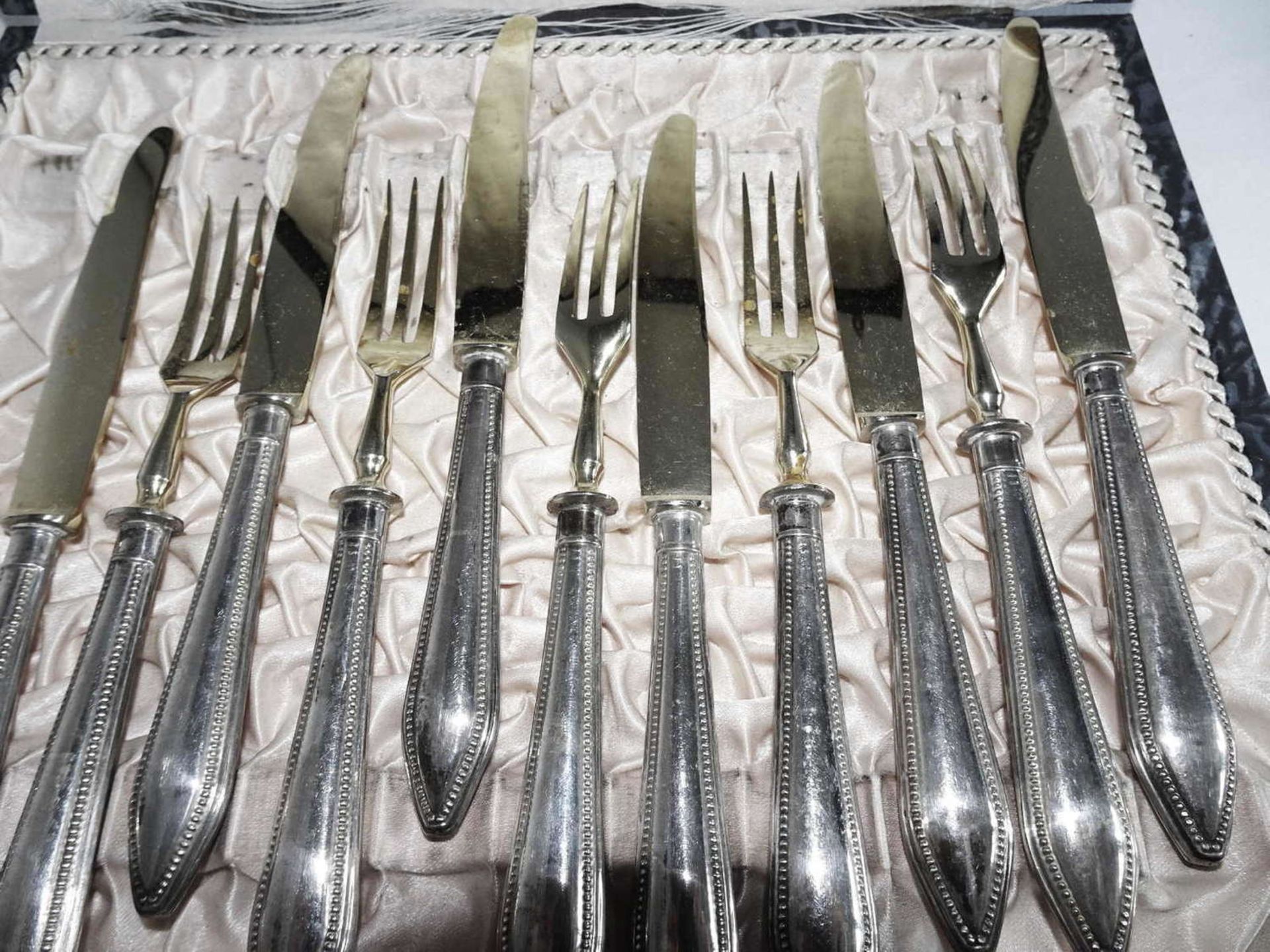 Silver cutlery in the box (1 fork missing). A total of 6 knives and 5 forks.Silberbesteck im - Bild 2 aus 3