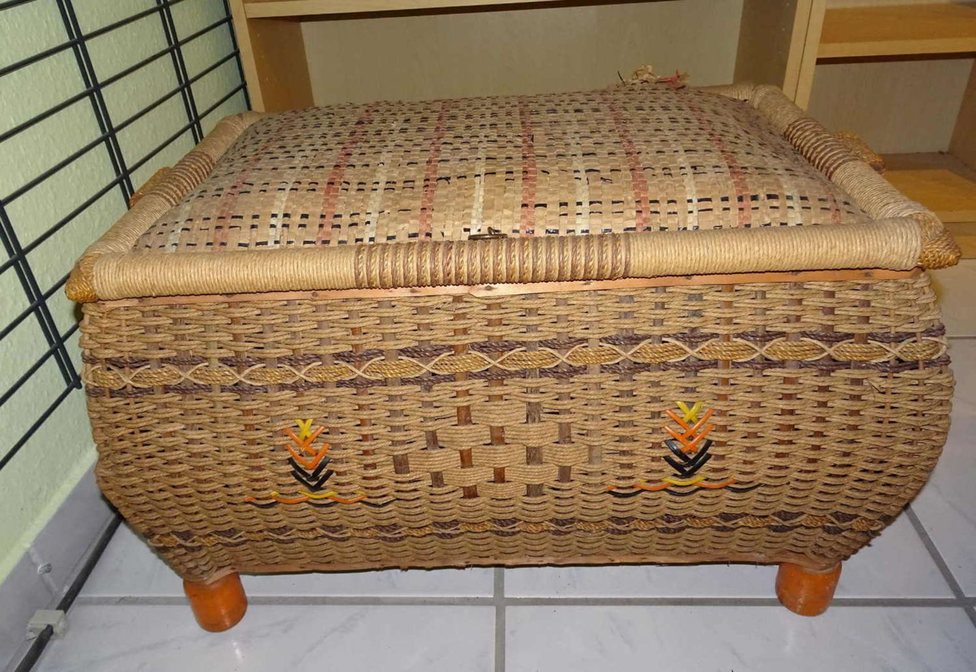 Old laundry chest made of basket and wood, as a bench. Dimensions: height approx. 42 cm, length