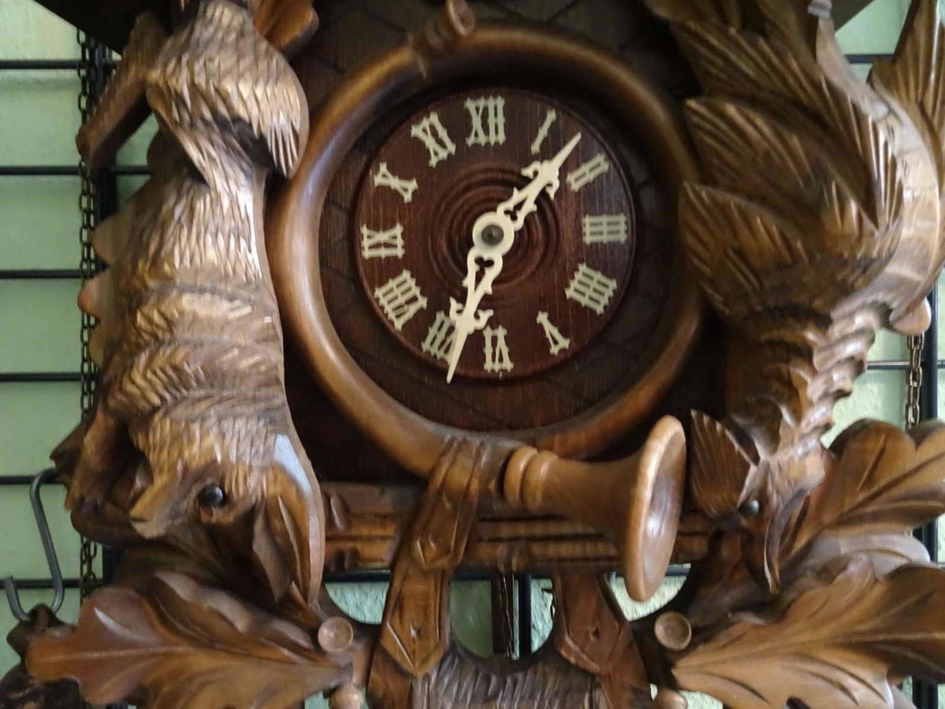 very unusual Black Forest cuckoo clock. Abundant carvings. Dimensions approx. 53 x 37 x 17 cm.sehr - Image 2 of 2