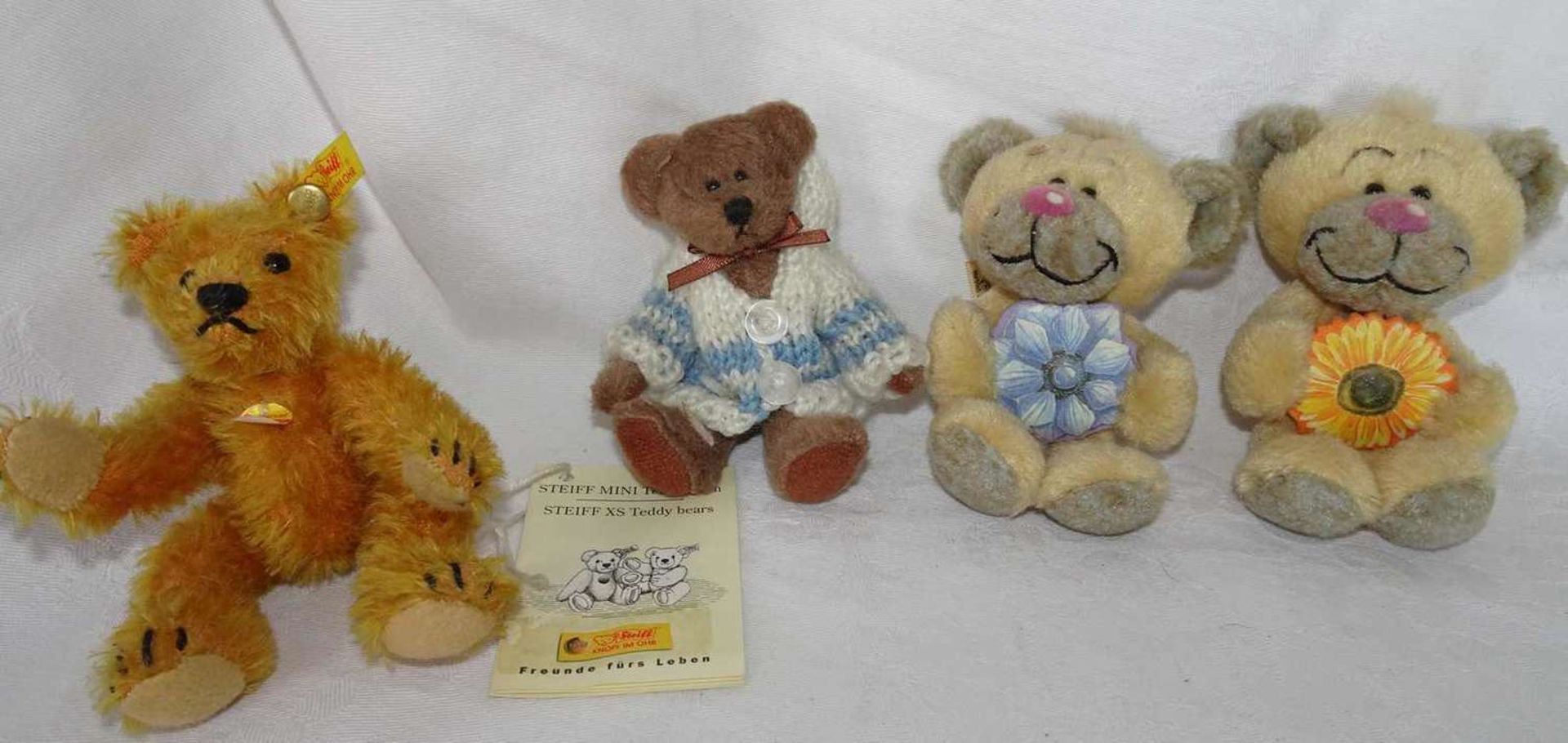 Lot of 4 small teddies, including 1x Steiff Mini Teddy with KSF, etc.Lot von 4 kleinen Teddies,