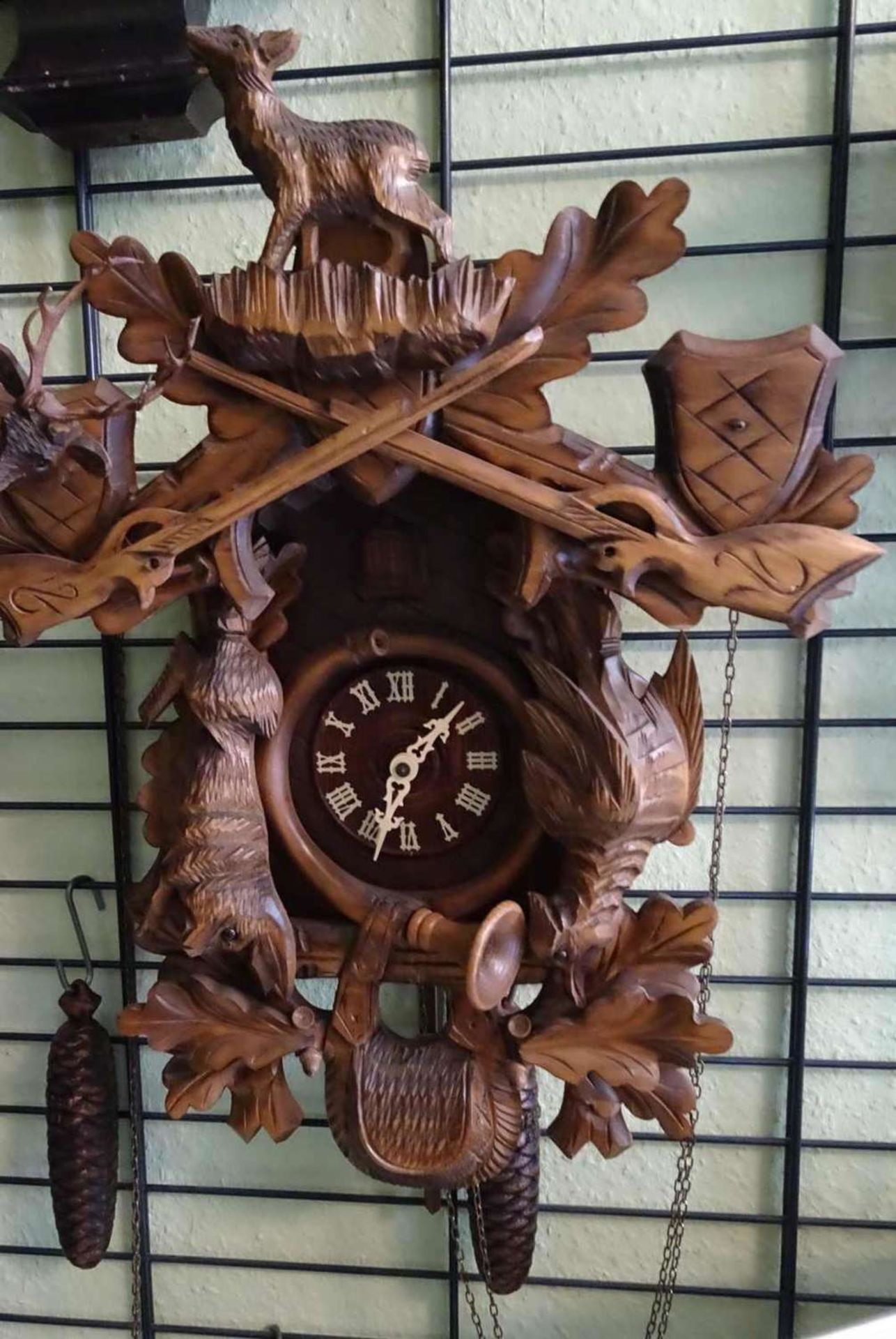 very unusual Black Forest cuckoo clock. Abundant carvings. Dimensions approx. 53 x 37 x 17 cm.sehr
