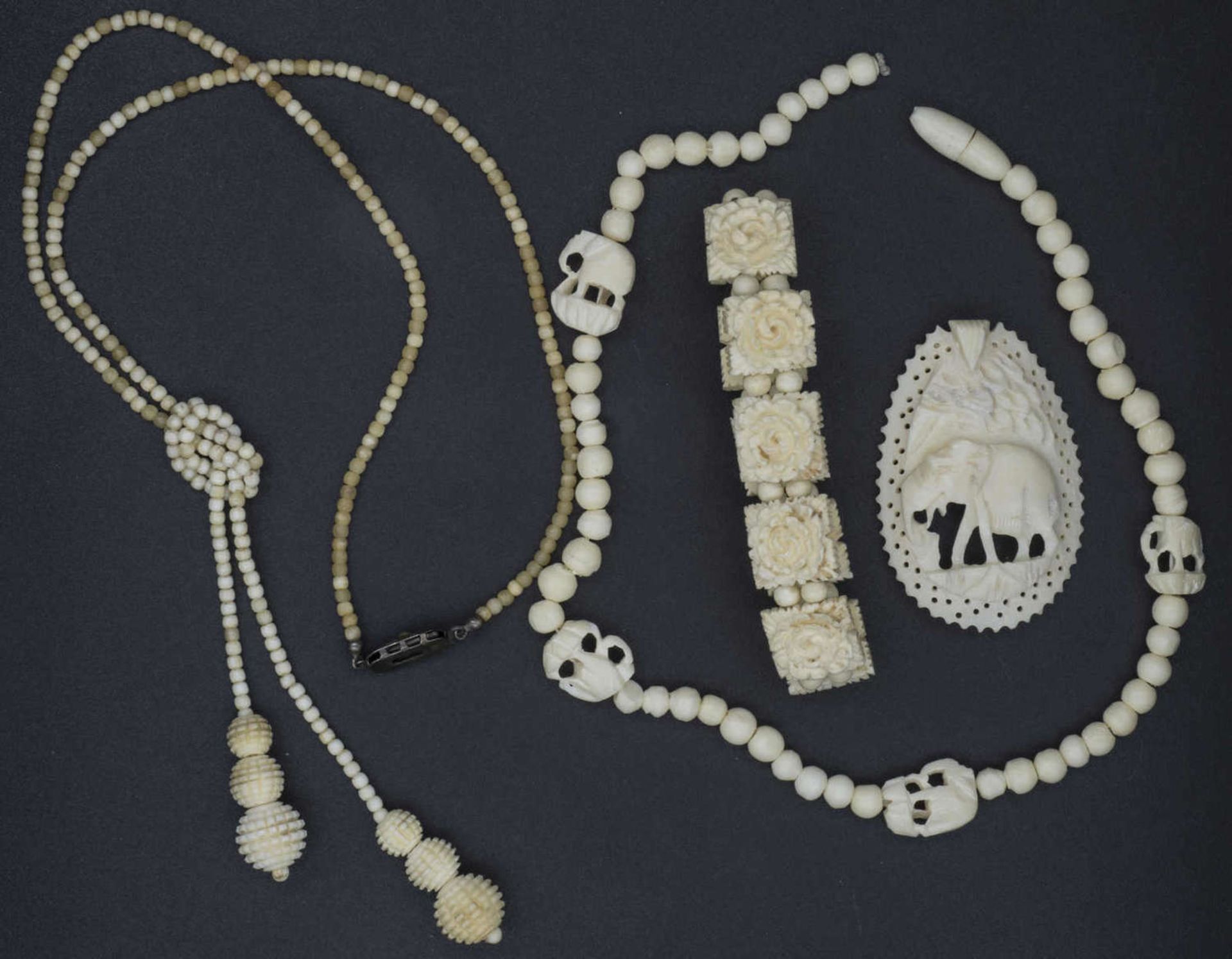Konvolut Elfenbein - Schmuck, bestehend aus einem Armband, zwei Halsketten, davon eine mit