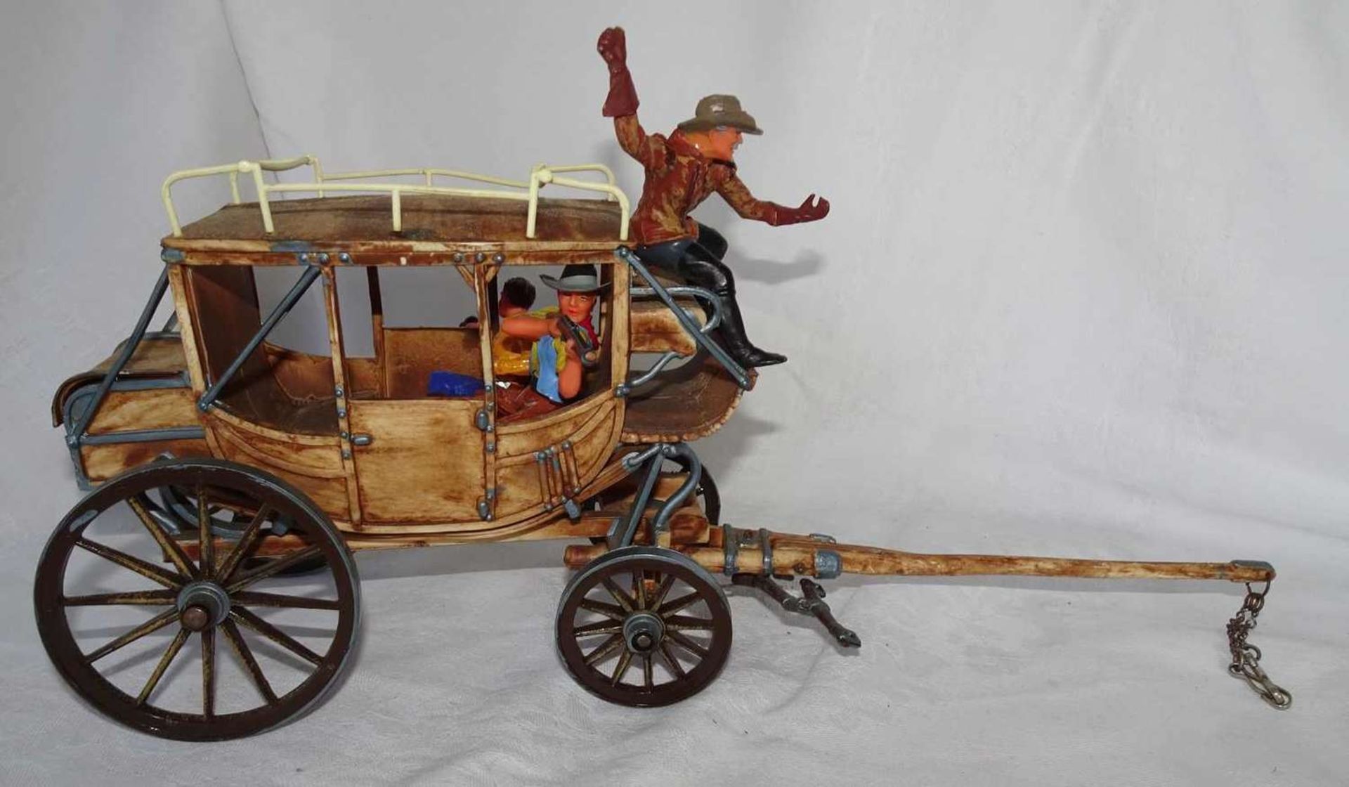 Elastolin "Raid coach" with 3 figures, without horses. Carriage in good condition with no missing